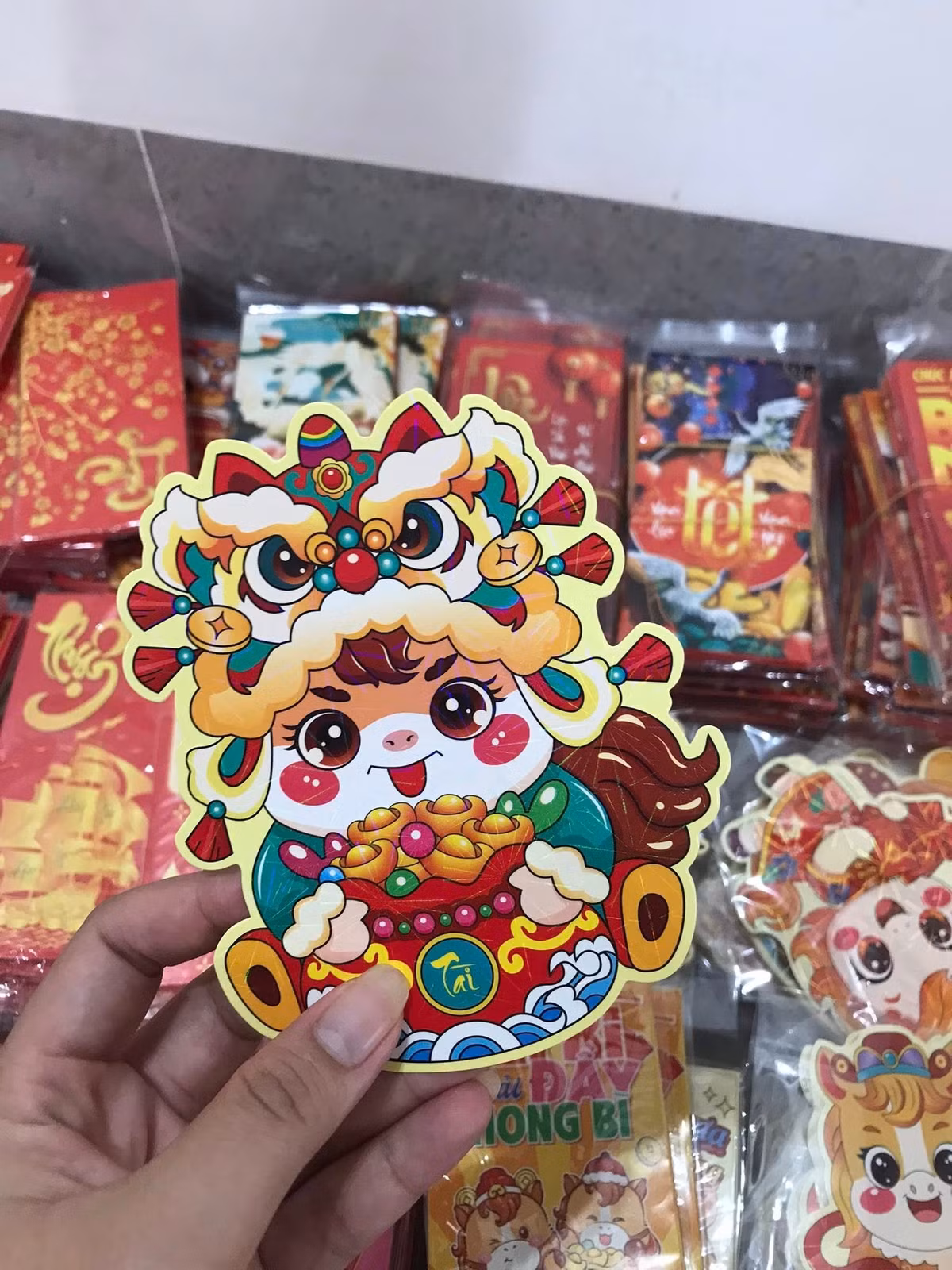 Đánh vào tâm lý yêu thích sự đáng yêu, các mẫu bao lì xì hình chú ngựa con tròn trịa, mắt to long lanh cũng đang được săn đón ráo riết.