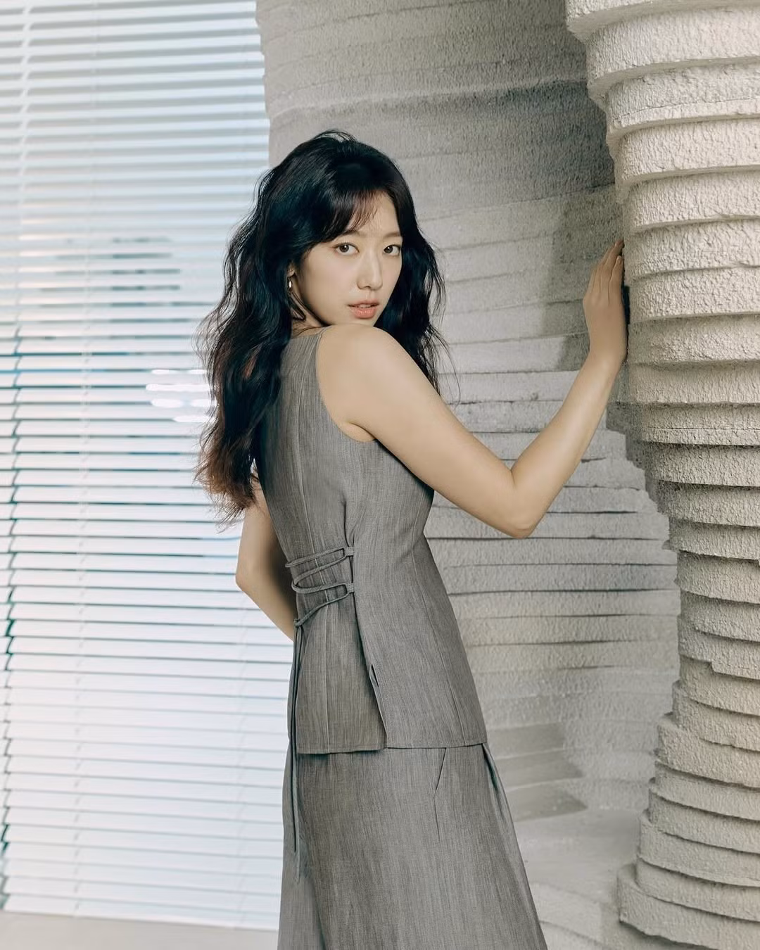 Sau khi kết hôn với nam diễn viên Choi Tae Joon và sinh con đầu lòng vào năm 2022, Park Shin Hye tái xuất với thần thái ngày càng mặn mà, sắc sảo. Nhiều người nhận xét rằng ở tuổi 36, cô không hề già đi mà chỉ thêm phần quyến rũ và quyền lực.