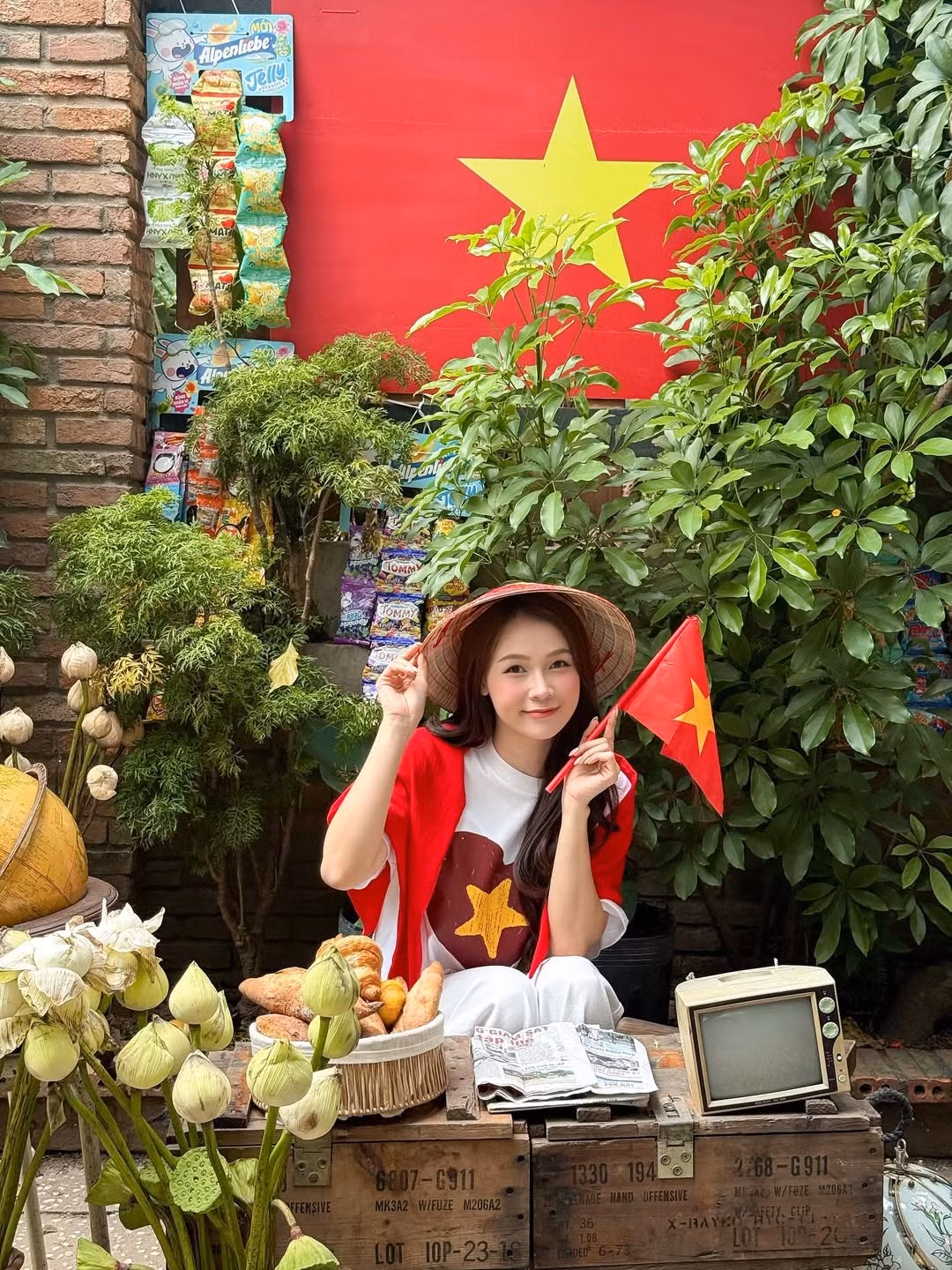 Giữa không gian rực rỡ cờ đỏ sao vàng, Sam tạo dáng tự nhiên, duyên dáng. (Ảnh: IGNV)