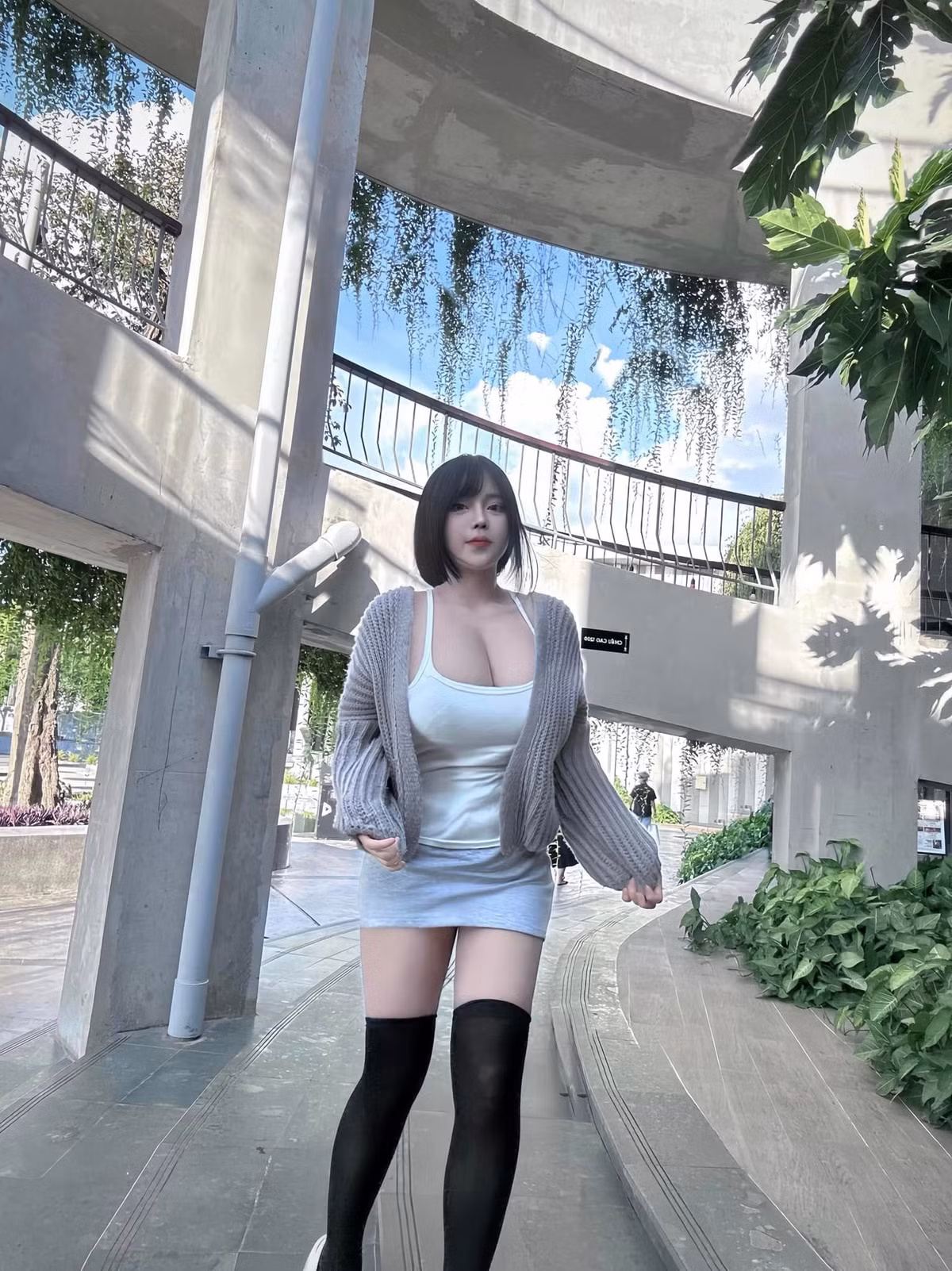 Cô nàng thường xuyên "chiêu đãi" fan những màn biến hình chất lượng. Dù là diện đồ kín đáo hay trang phục cắt xẻ táo bạo, nữ streamer đều không thể giấu giếm tâm hồn cực khủng của mình. (Ảnh: FBNV)