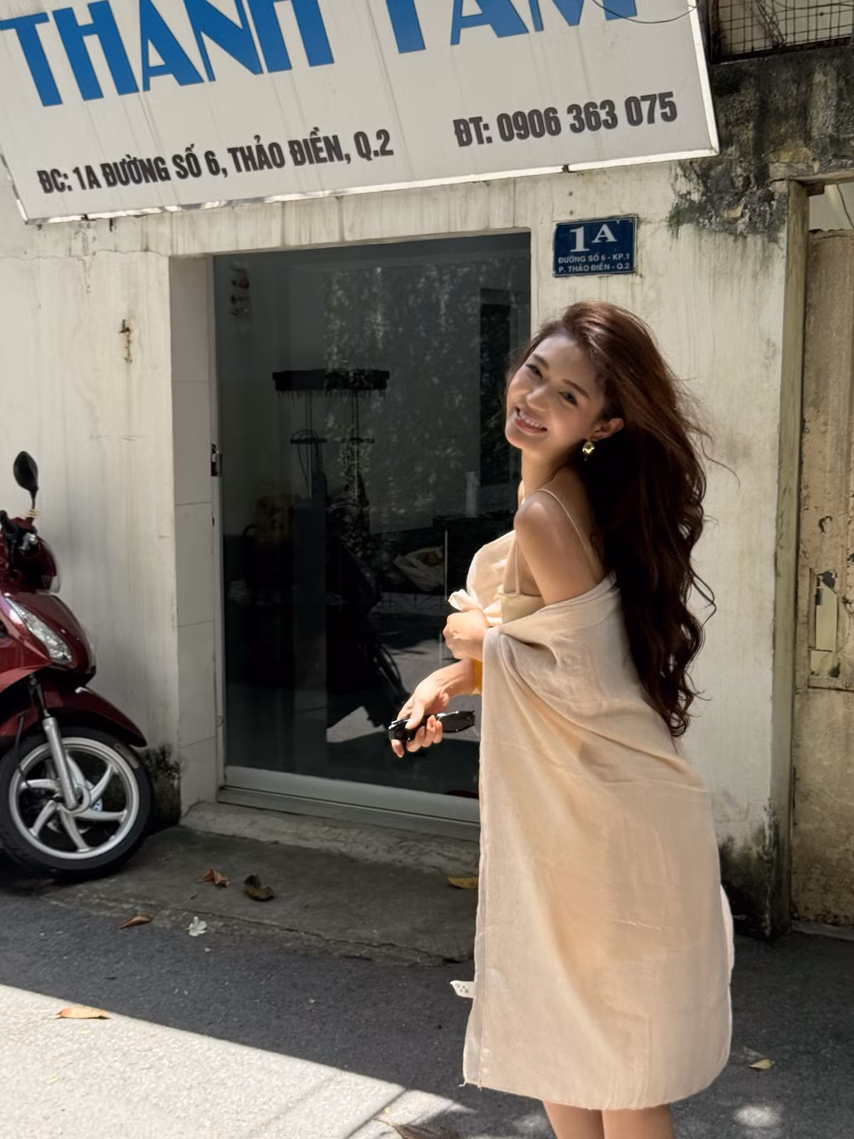 Phong cách này không chỉ tôn lên vóc dáng mảnh mai mà còn tạo nên một tổng thể trẻ trung, thanh lịch và rất phù hợp với không khí mùa hè. (Ảnh: FBNV)