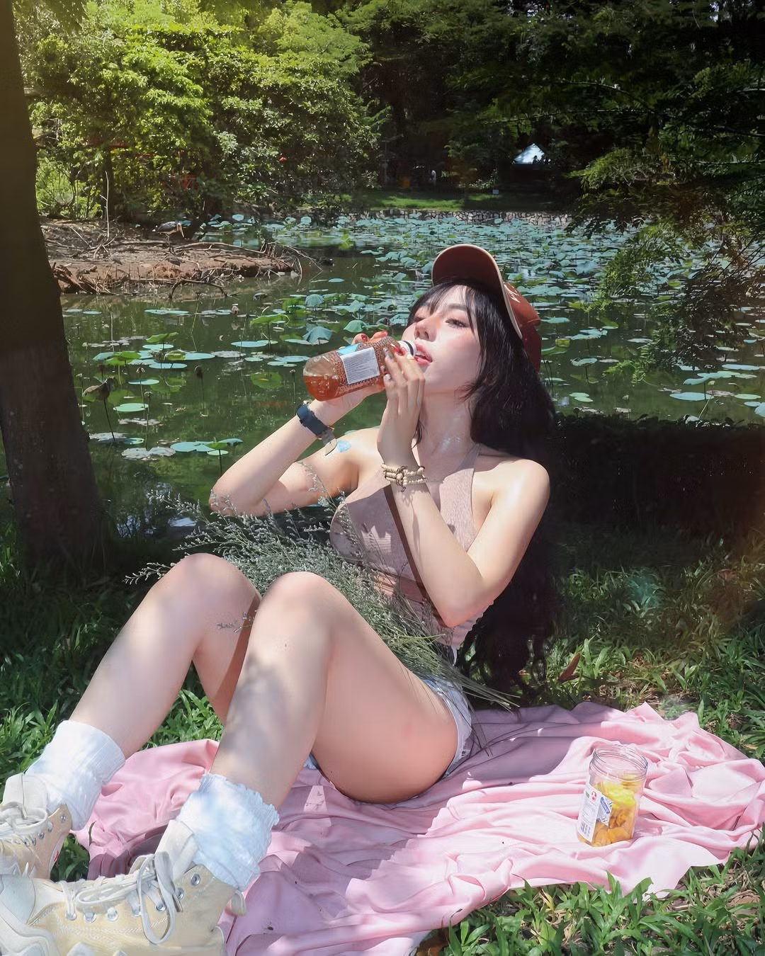Giữa không gian xanh mát và hoang dã của Thảo Cầm Viên Sài Gòn, hot girl Bảo Khuyên Susan một lần nữa “đốt mắt” dân mạng với loạt ảnh picnic đầy gợi cảm và phá cách. Diện set đồ trẻ trung, khoe triệt để đường cong cơ thể, cô nàng tiếp tục khẳng định phong cách thời trang táo bạo nhưng đầy tinh tế của mình.