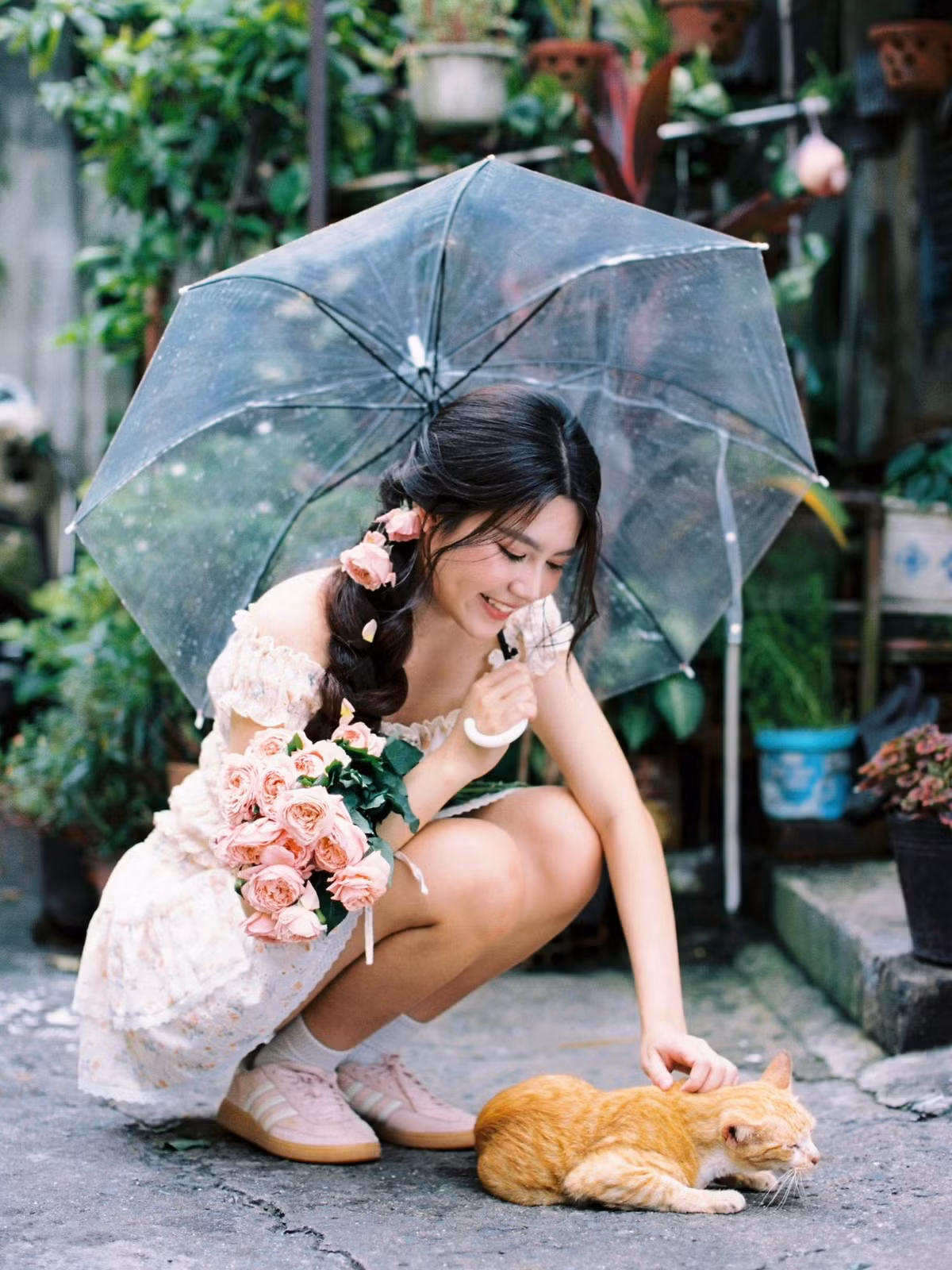 Bộ ảnh được thực hiện ở nhiều bối cảnh khác nhau, từ khu vườn xanh mát đến khung cảnh thơ mộng bên hồ nước có những đàn hồng hạc. Đặc biệt, Hạt Dẻ còn có những khoảnh khắc đáng yêu, gần gũi khi nô đùa cùng một chú mèo vàng. (Ảnh: FBNV)