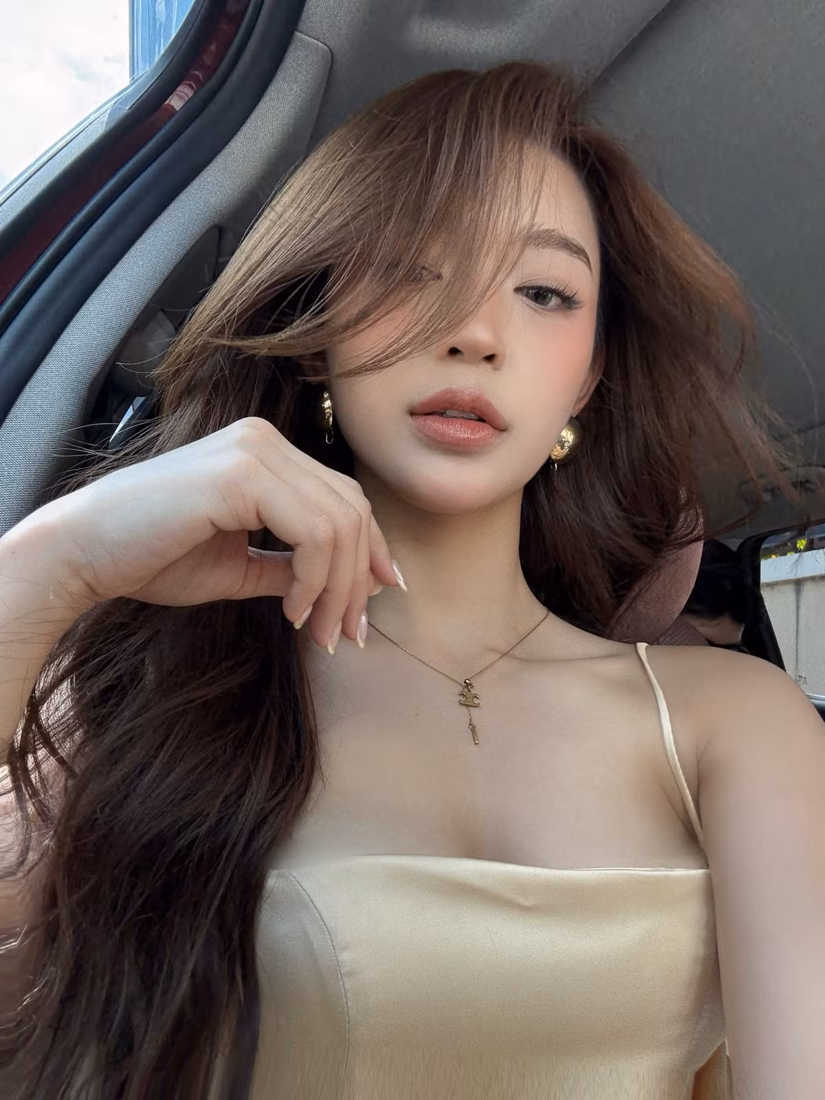 Gắn với nhiều biệt danh như "hot girl che nắng" hay "thiên thần áo trắng", phong cách của Hoàng Yến hiện tại ngày càng trưởng thành, quyến rũ. (Ảnh: FBNV)
