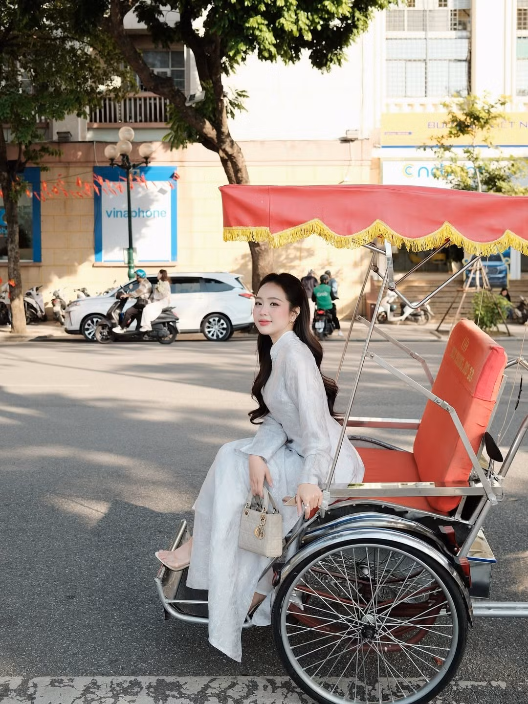 Với nhan sắc ngọt ngào cùng sự lựa chọn trang phục tinh tế, bộ ảnh áo dài này không chỉ giúp Lê Phương Anh khoe trọn vẻ đẹp đằm thắm của mình mà còn là tạo nên một bức tranh tươi đẹp về người con gái Hà Nội duyên dáng giữa lòng thủ đô. (Ảnh: IGNV)