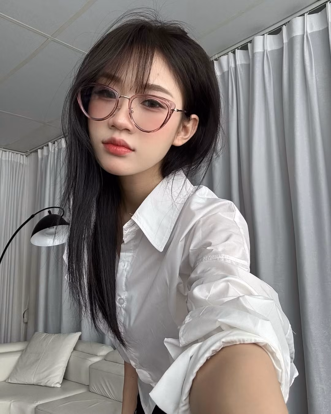 Xuất hiện với mái tóc đen dài tự nhiên, layout trang điểm nhẹ nhàng và sơ mi trắng basic, Lan Anh nhanh chóng chinh phục người nhìn bằng nét đẹp trong trẻo, nhẹ nhàng nhưng không kém phần cuốn hút.