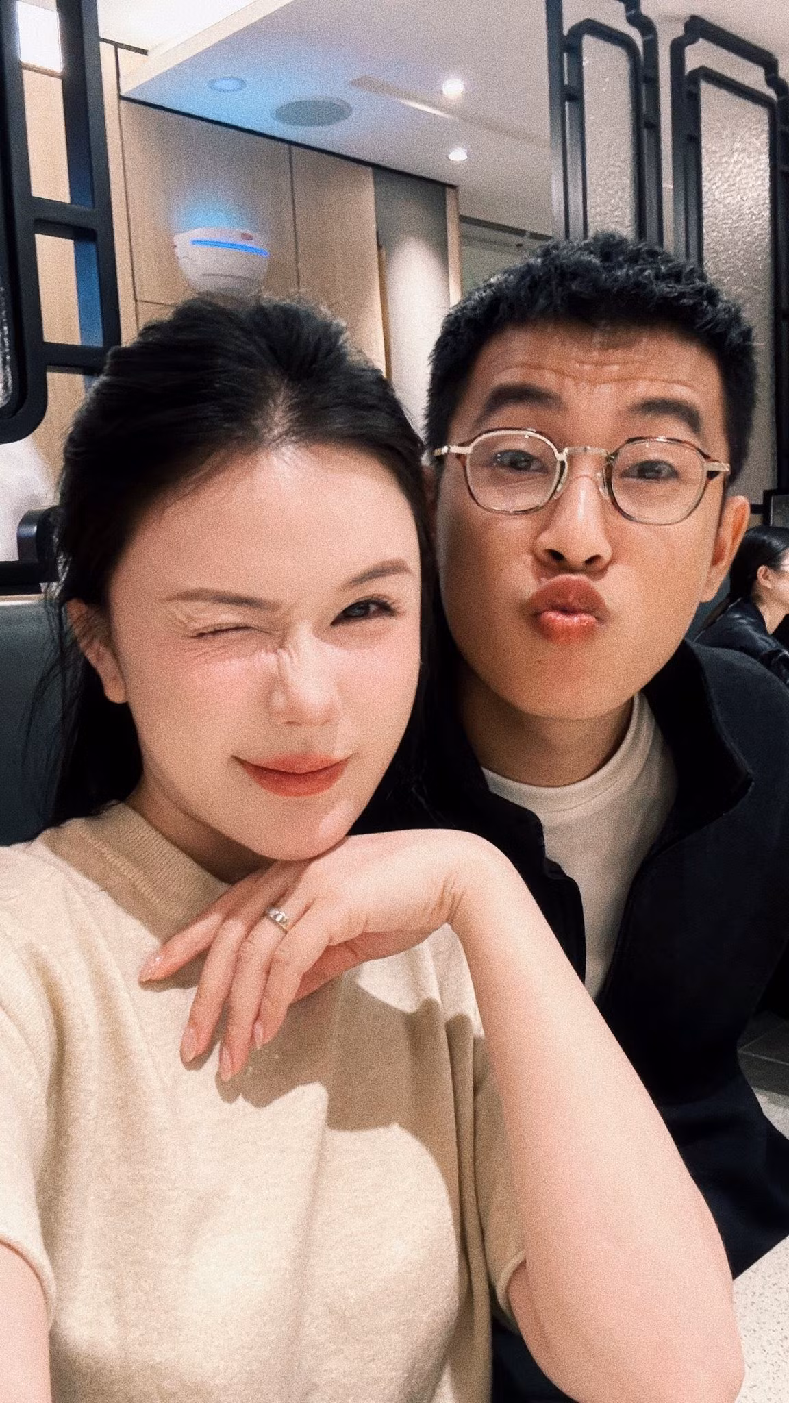 Trong những bức ảnh được chia sẻ, có thể thấy buổi kỉ niệm một năm ngày cưới của cặp đôi được tổ chức giản dị nhưng không kém phần ngọt ngào và lãng mạn.