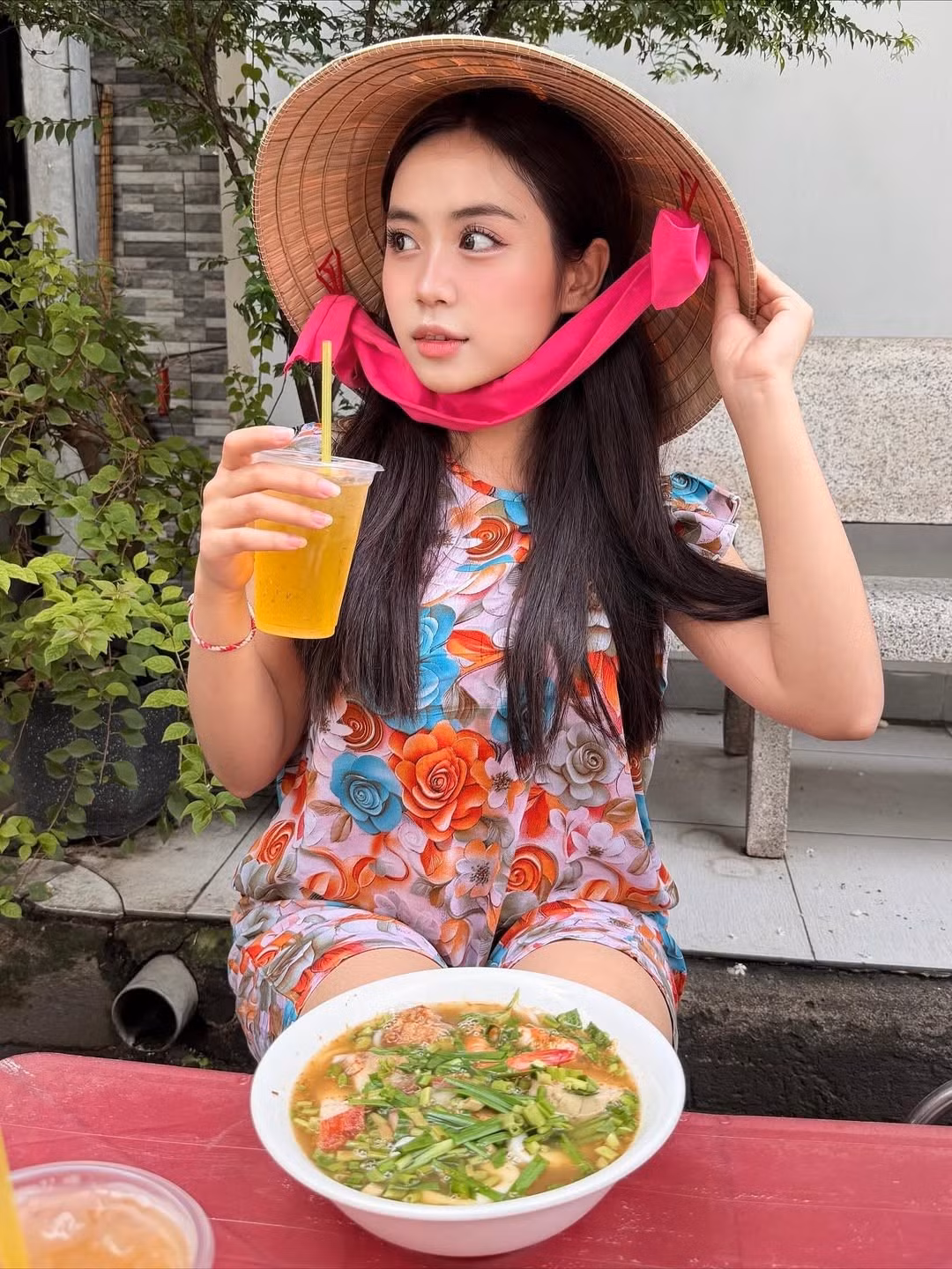 Trong loạt ảnh mới nhất, cô nàng khiến người hâm mộ thích thú khi khoác lên mình set đồ bộ hoa rực rỡ và đội chiếc nón lá duyên dáng - outfit thường bắt gặp ở các bà, các mẹ. (Ảnh: IGNV)