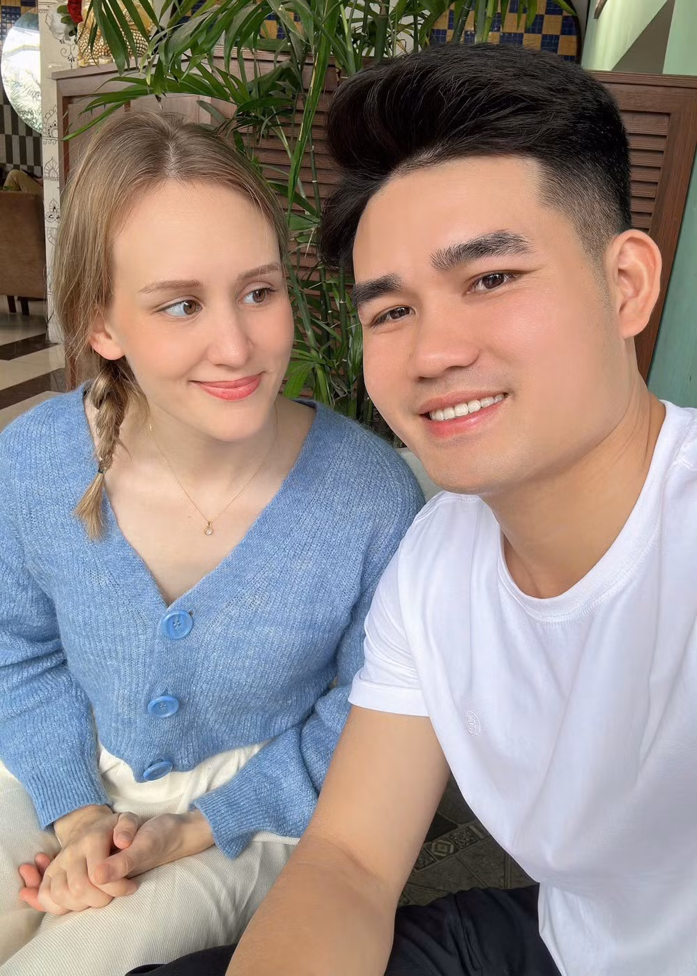 Đám cưới tuy không có siêu xe hay sính lễ bạc tỷ nhưng lại tràn ngập niềm vui và ý nghĩa, thể hiện sự kết nối văn hóa và tình yêu chân thành của cặp đôi.