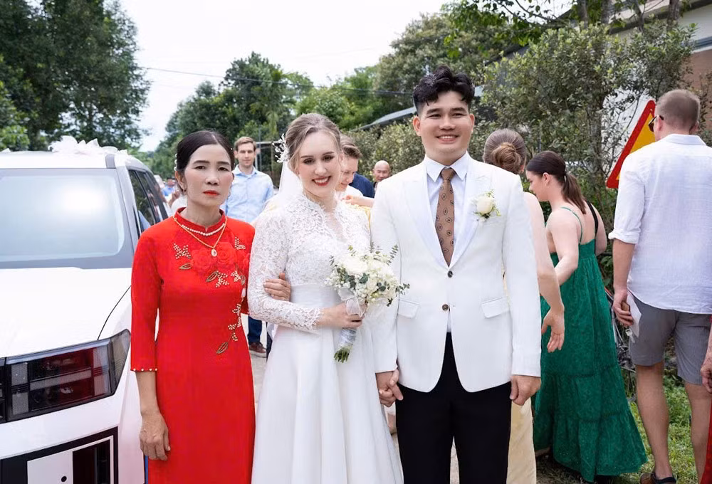 Mẹ của cô dâu Aura cũng bày tỏ sự bất ngờ và xúc động trước khung cảnh đám cưới đông vui, khác hẳn những lễ cưới thường rất riêng tư ở quê nhà Phần Lan.