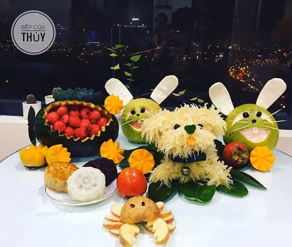 Hình ảnh chú cún cưng bông xù được tạo hình từ ruột bưởi hoặc vỏ bưởi, tỉ mẩn đến từng sợi lông tơ, với đôi mắt đen láy và chiếc nơ xinh xắn. (Ảnh: FB Cao Thanh Thuỷ)