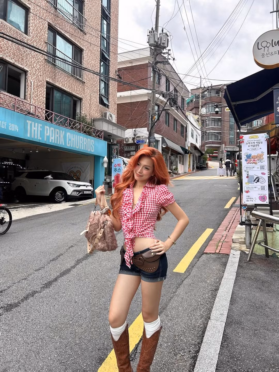 Hot girl Thụy Hân (tên thật Nguyễn Thụy Bảo Hân, SN 2000), người được mệnh danh là "Han So Hee Việt Nam" nhờ nhan sắc xinh đẹp và thần thái cuốn hút, đang khiến cộng đồng mạng "đứng ngồi không yên" với loạt ảnh dạo phố tại Hàn Quốc. (Ảnh: IGNV)