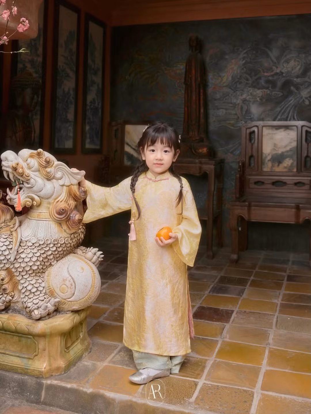 Ngay sau khi đăng tải, bộ ảnh đã nhận được "bão tim" từ người hâm mộ. Nhiều người để lại bình luận khen ngợi nhan sắc "không tuổi" của mẹ Nam Thương và đặc biệt là vẻ lém lỉnh, xinh xắn của bé Bún. (Ảnh: IGNV)