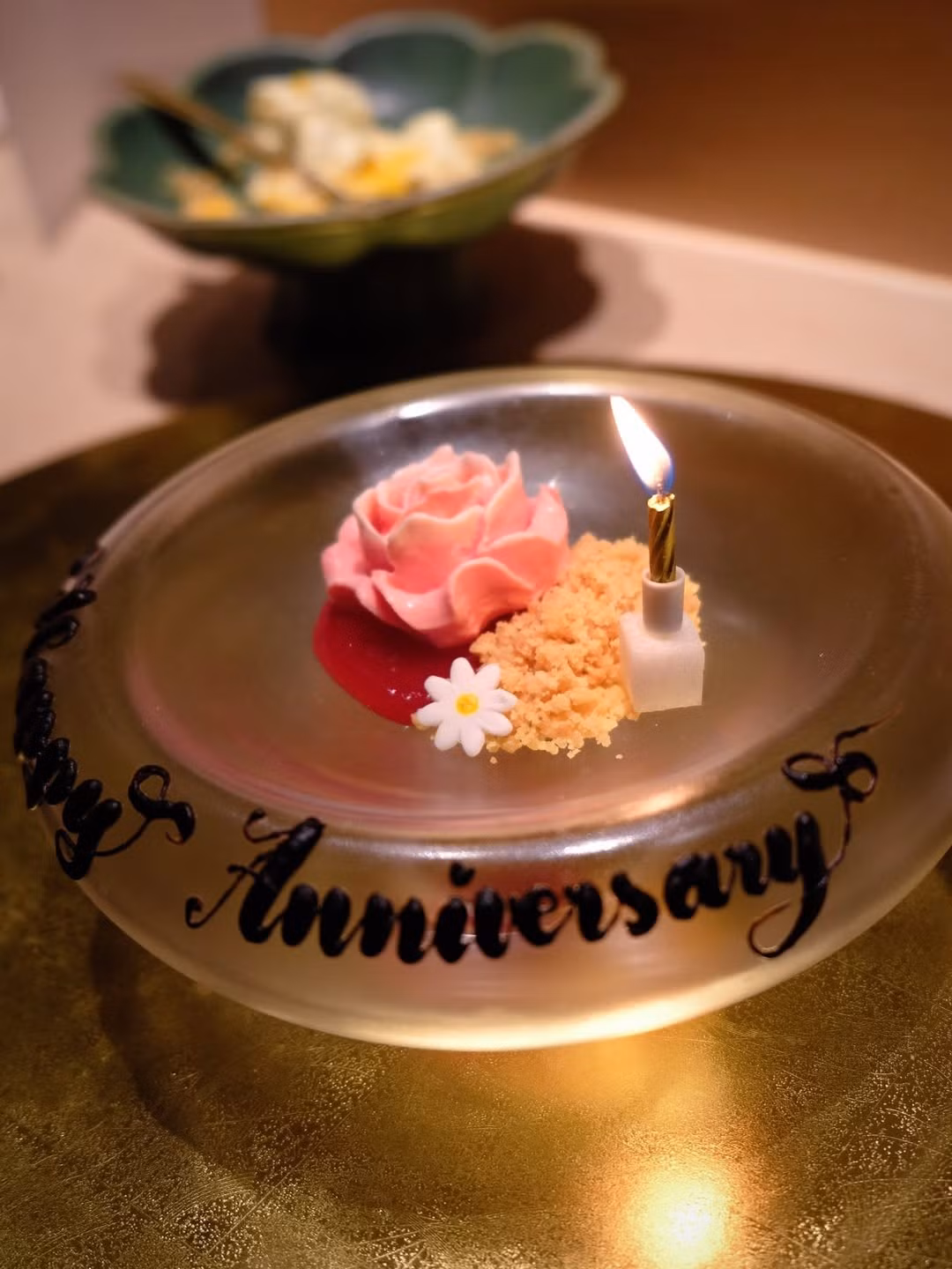 Đặc biệt, món tráng miệng được trang trí tỉ mỉ với dòng chữ "Happy Anniversary" cùng ngọn nến lung linh đã làm tăng thêm phần ngọt ngào cho không gian.
