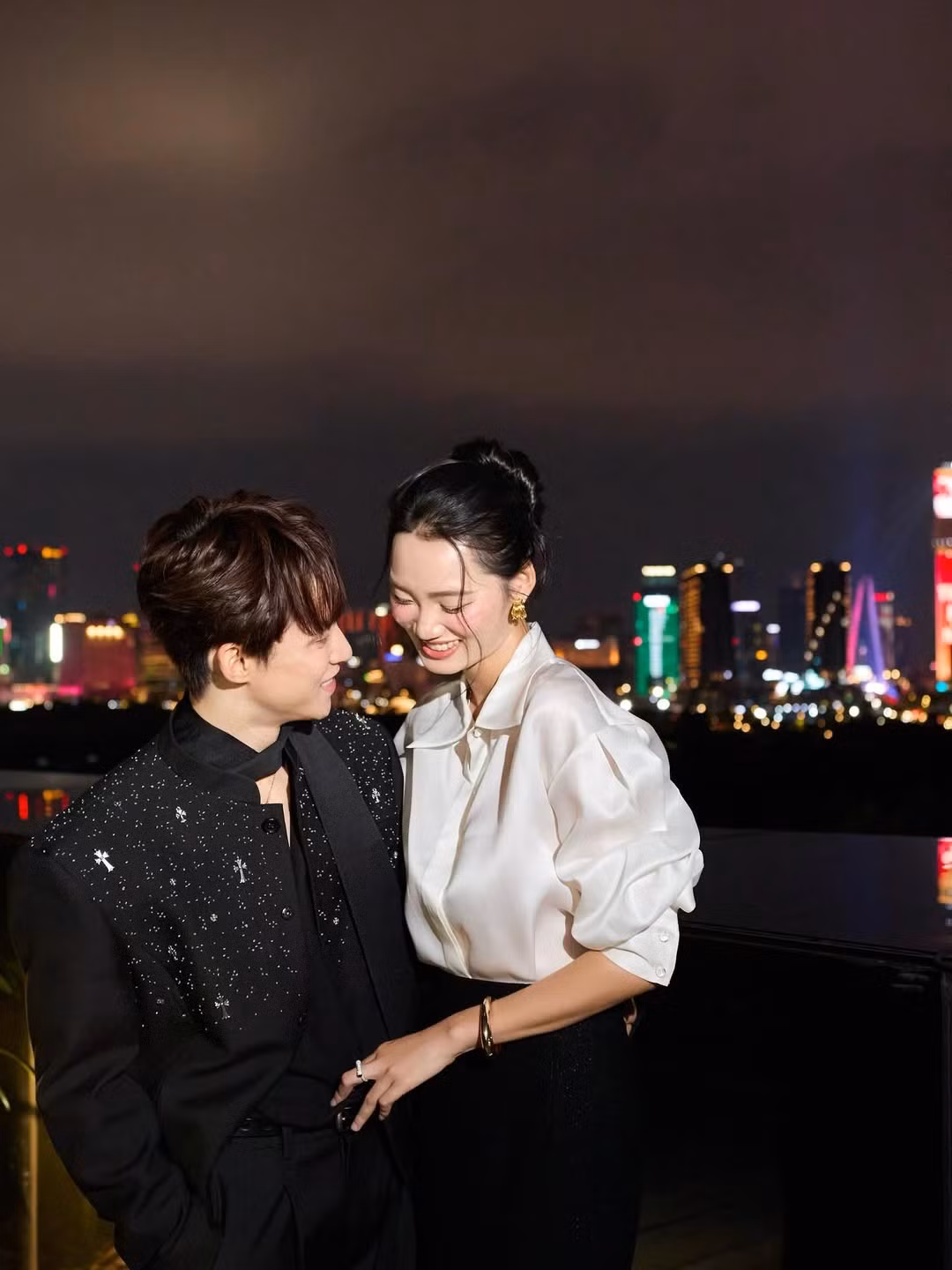 Sự chênh lệch này từng là chủ đề bàn tán trên mạng xã hội, tuy nhiên, cặp đôi không ngần ngại đáp trả lại các bình luận tiêu cực bằng các video thể hiện tình cảm đầy ngọt ngào. (Ảnh: IG @quynhanh.ng99)