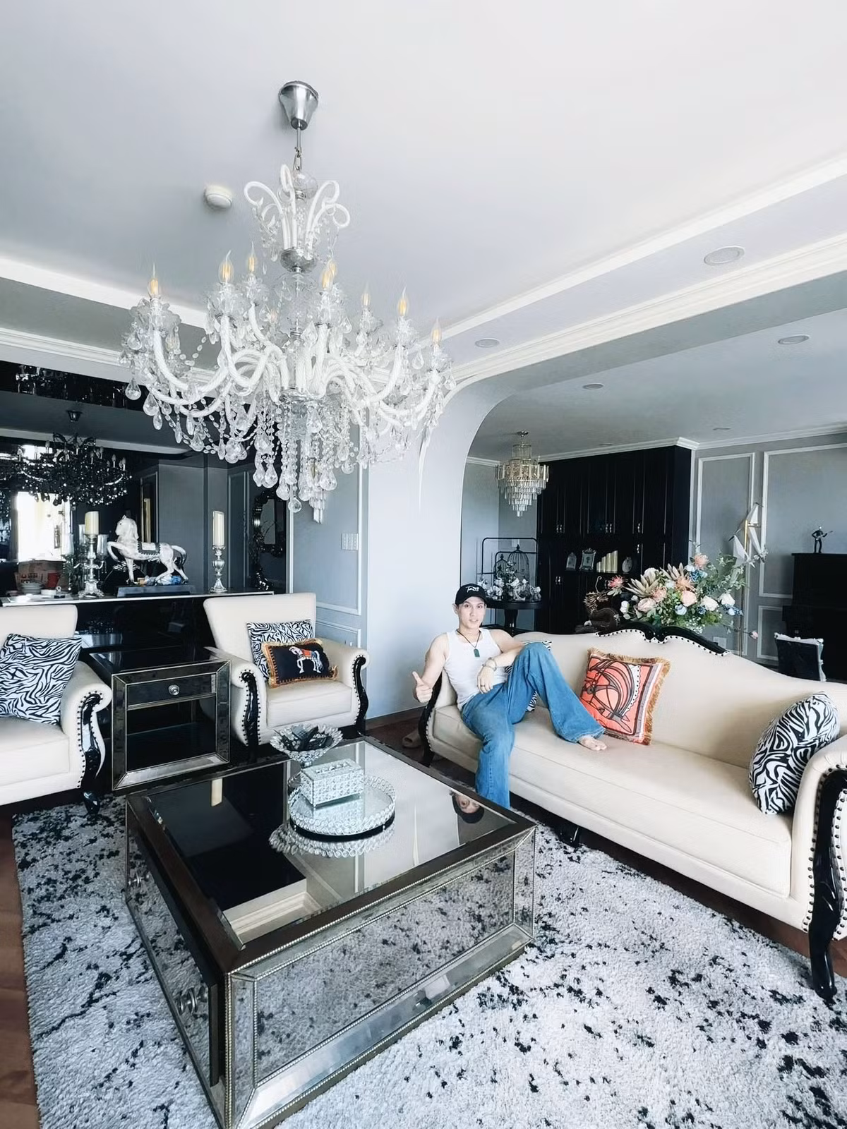 Căn penthouse tọa lạc tại khu vực Lê Văn Lương (Nhà Bè, TP.HCM), nổi bật với thiết kế phong cách tân cổ điển đầy sang trọng và đẳng cấp.
