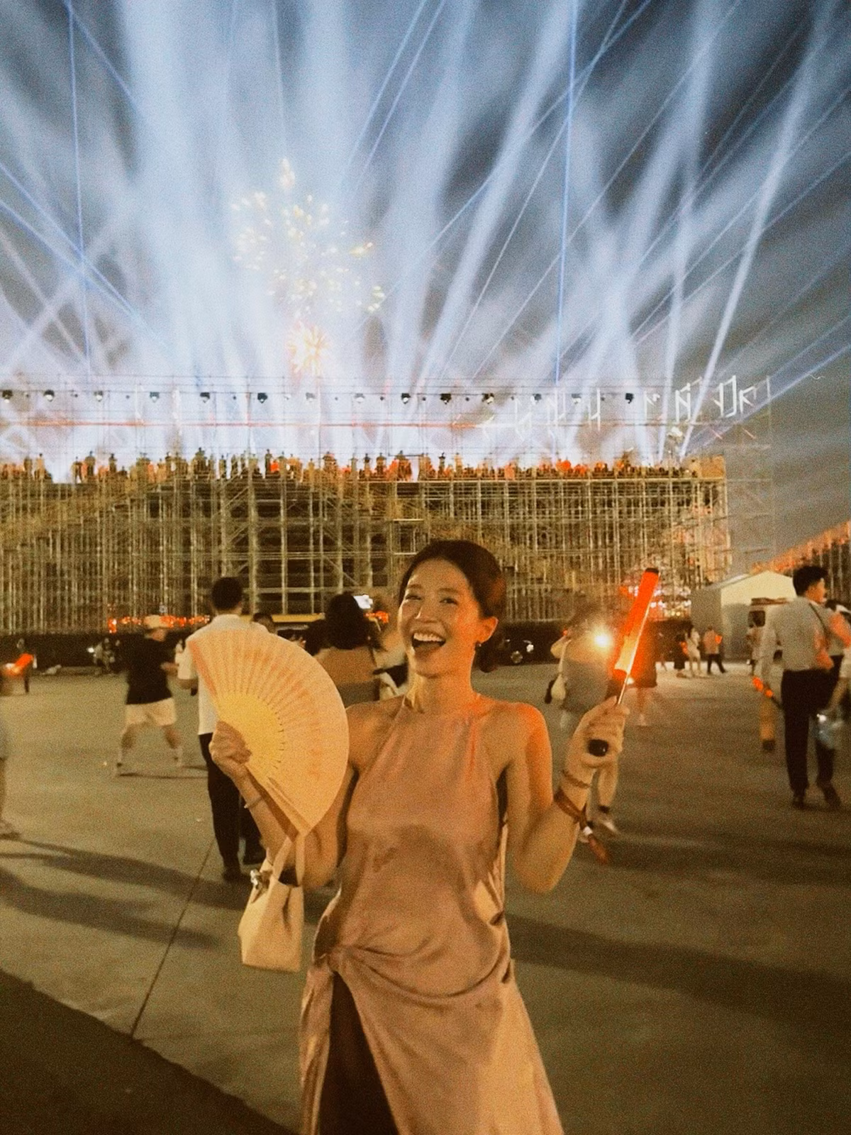 Đại nhạc hội V Concert với sân khấu hoành tráng, quy tụ dàn nghệ sĩ hàng đầu, thu hút hơn 25.000 khán giả. Bên cạnh Mẫn Tiên, rất nhiều tên tuổi nổi tiếng khác cũng đã đến và hòa chung với ngọn lửa rực cháy bằng niềm tự hào dân tộc. (Ảnh: FB Nguyễn Mẫn Thuỷ Tiên)