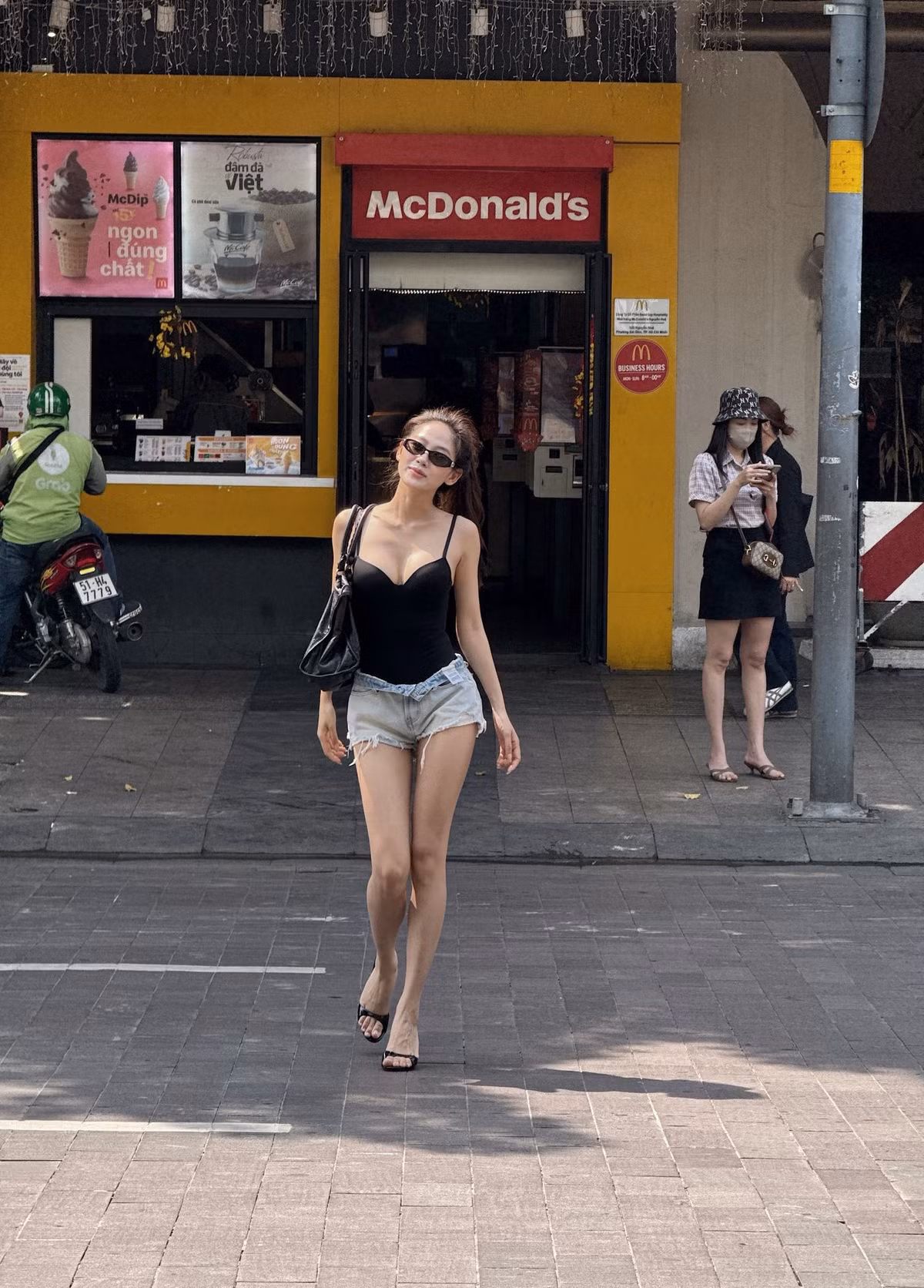 Mái tóc dài xoăn nhẹ buông xõa trong gió cũng là "vũ khí" giúp cô nàng trông thêm phần lôi cuốn và nữ tính. (Ảnh: IGNV)