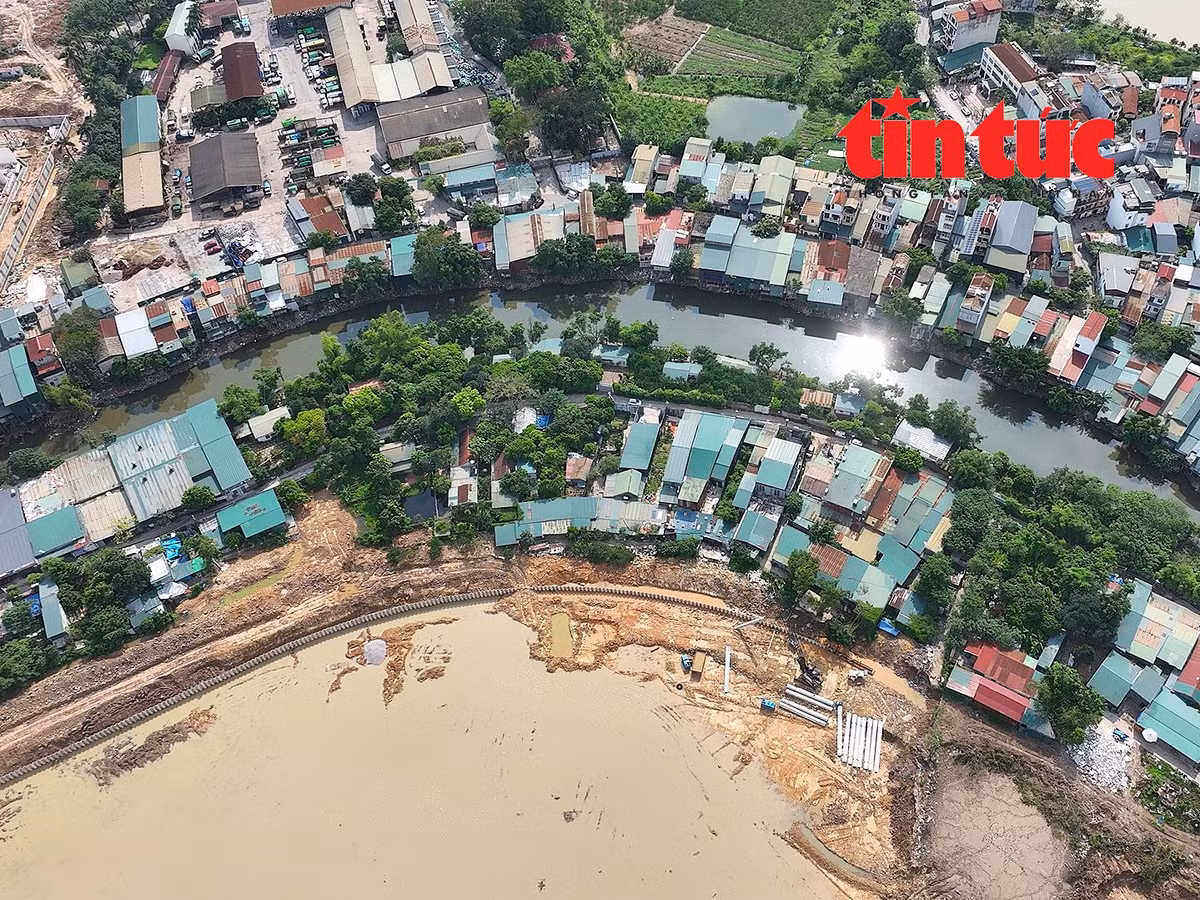 Tuyến cống hộp kết nối từ hồ ra sông Nhuệ được lắp đặt 2 máy bơm dã chiến.