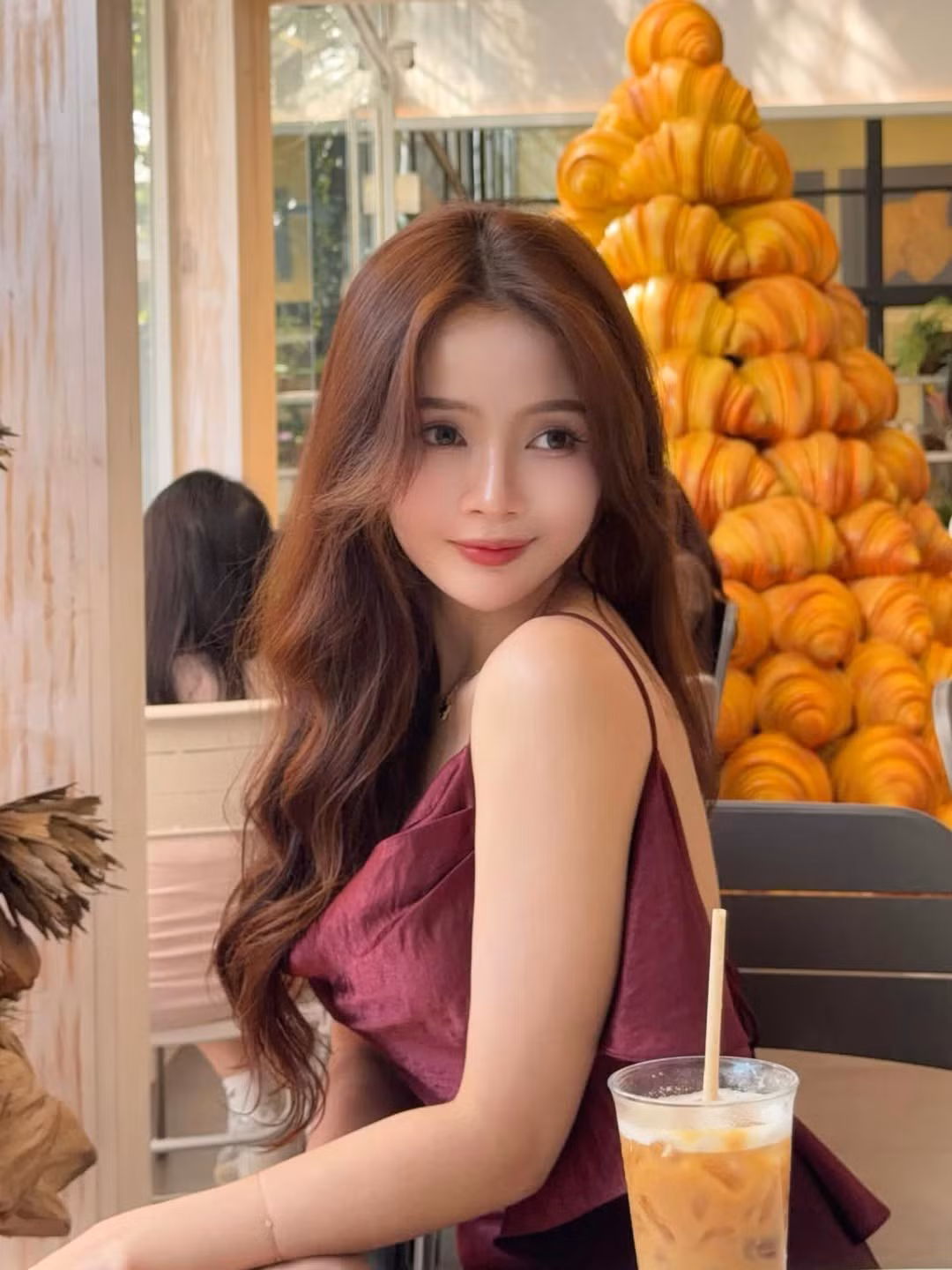 Dù đã 31 tuổi nhưng nhan sắc của Lan Hương vẫn như "học sinh cấp 2", đối lập hoàn toàn với vóc dáng "phụ huynh" nóng bỏng, khiến người hâm mộ không ngừng trầm trồ và dành những lời khen "có cánh". (Ảnh: IGNV)