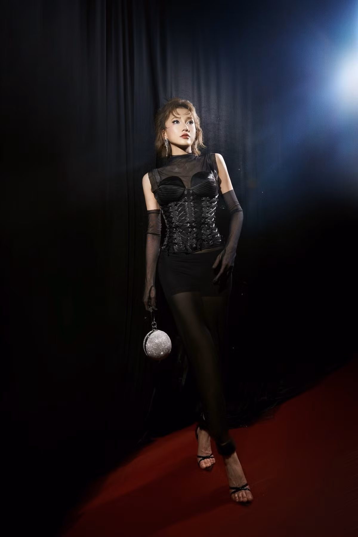 Từ hình ảnh ngọt ngào của một thành viên trong nhóm nhạc mang thiên hướng Kpop, nữ ca sĩ hiện tại sắc sảo, cá tính hơn.