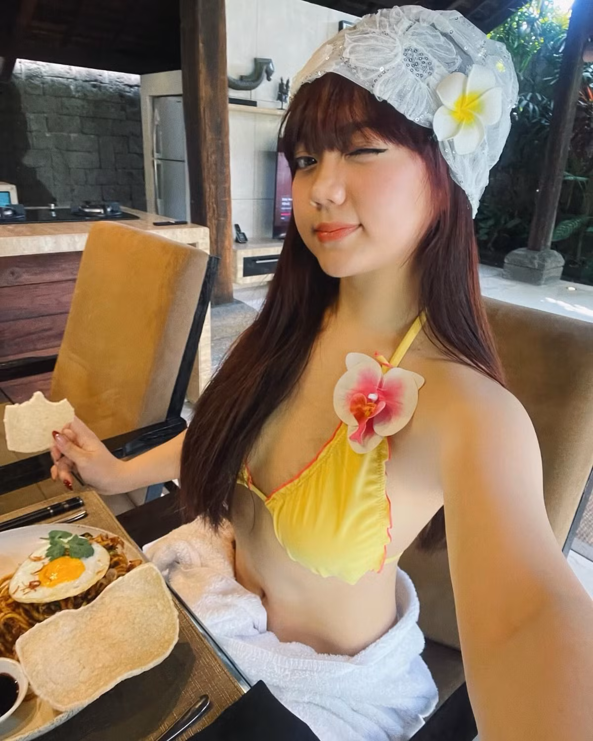 Bảo Hân Helia không chỉ gây ấn tượng bởi ngoại hình nổi bật mà còn bởi gu thời trang tinh tế, luôn biết cách làm mới bản thân trong từng concept ảnh.