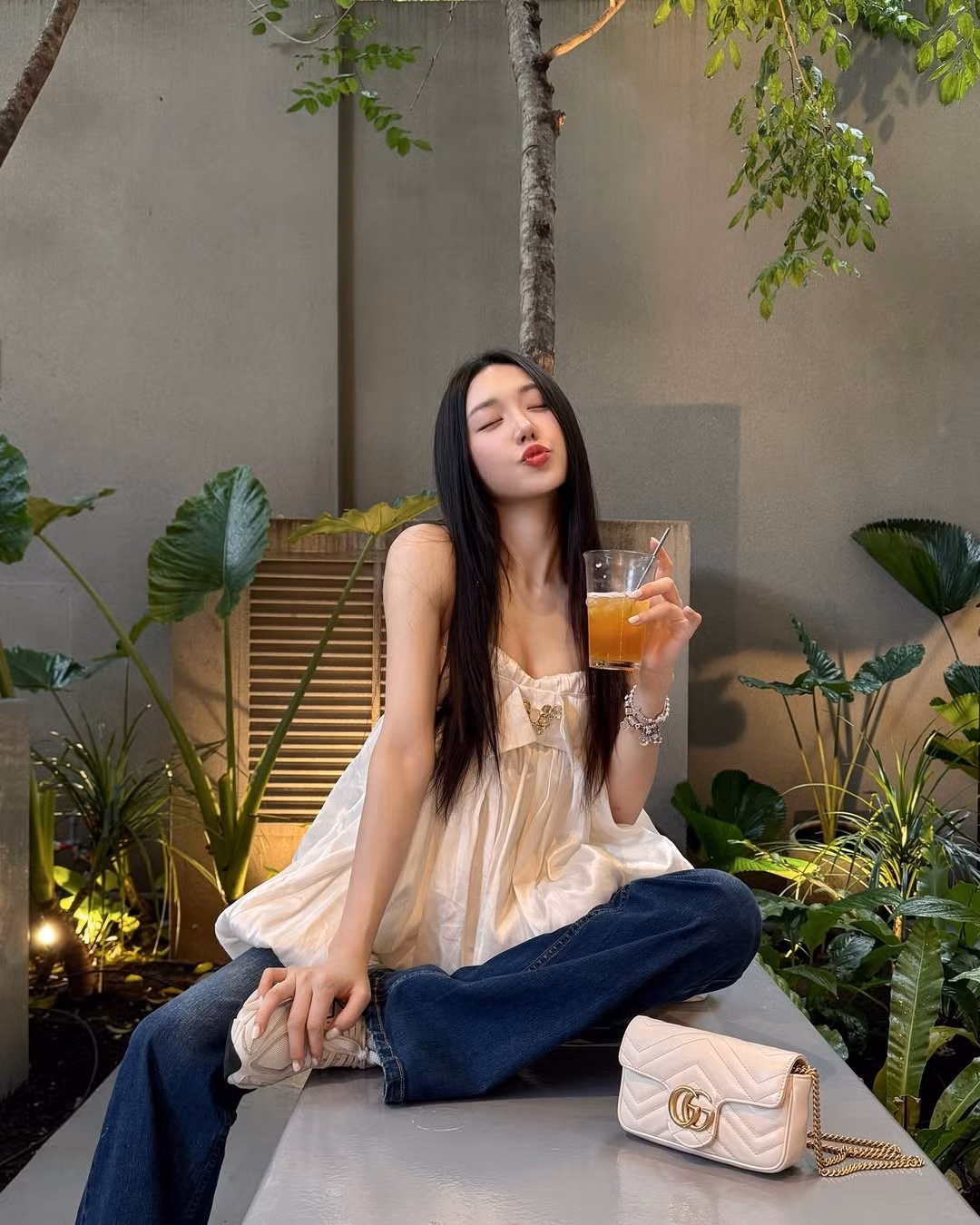 Chiếc áo babydoll với chất liệu satin nhẹ, dáng suông rộng và điểm nhấn là chiếc nơ to bản trước ngực mang đến cảm giác bồng bềnh, tiểu thư. Đây là item lý tưởng cho những cô nàng theo đuổi phong cách “soft girl” hoặc “chất liệu bạn gái” – vừa ngọt ngào, vừa tạo thiện cảm trong ánh nhìn đầu tiên.