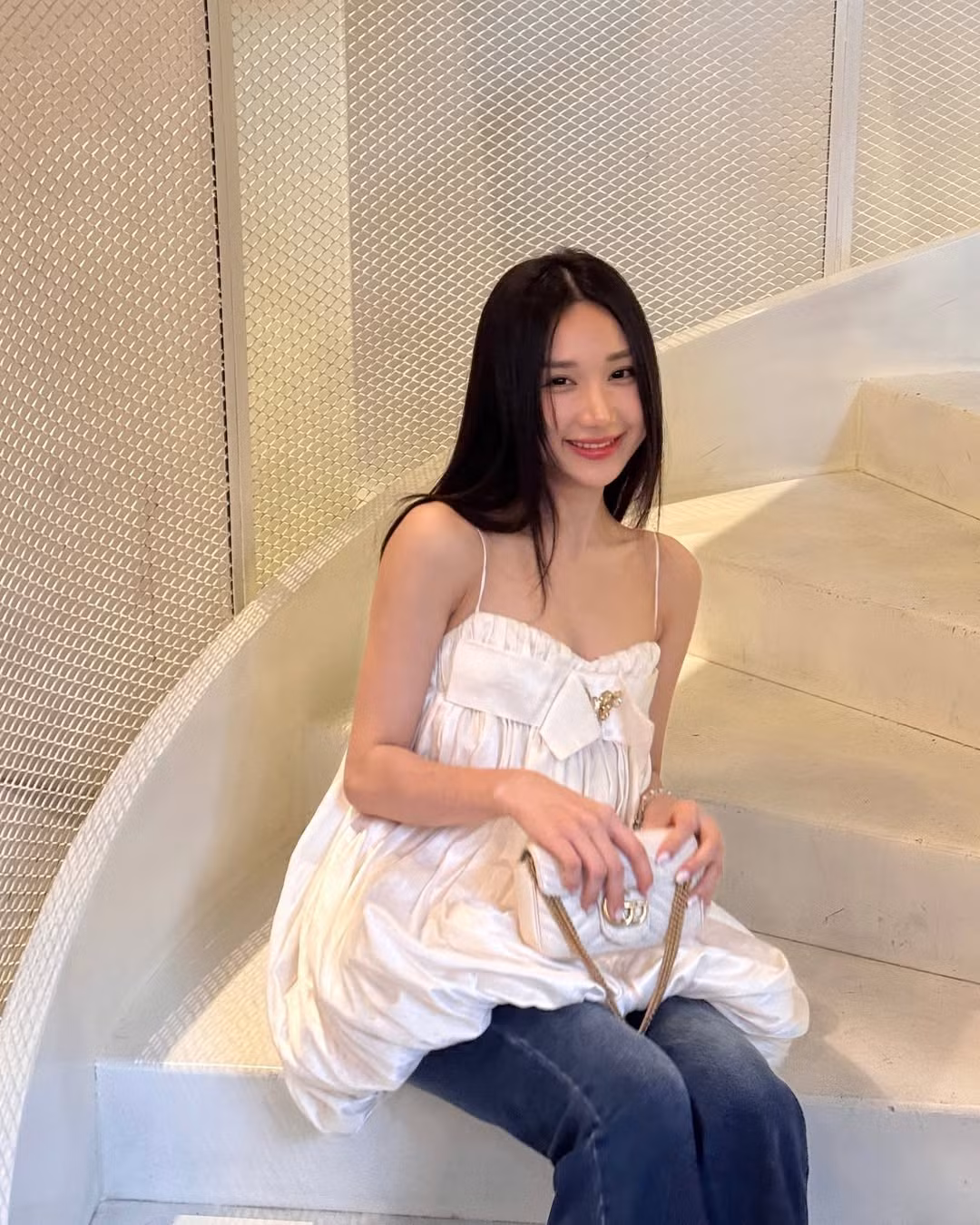 Mina Young, tên thật là Nguyễn Nga được biết đến là một streamer với vẻ đẹp trong trẻo, ngọt ngào. Những hình ảnh của cô nàng đều mang khí chất nhẹ nhàng nhưng vẫn vô cùng cuốn hút chuẩn "chất liệu bạn gái". Mới đây, cô nàng vừa đốn tim người hâm mộ với loạt khoảnh khắc đời thường.
