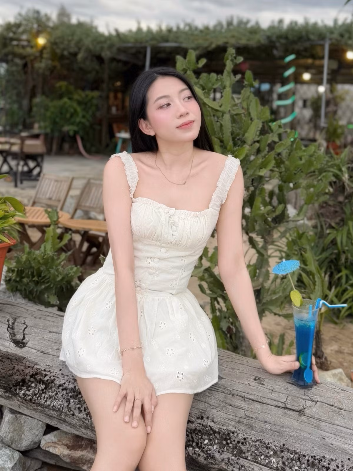 Nhiều người nhận xét rằng vẻ đẹp của Phương Dung không chỉ ngọt ngào mà còn mang một chút gì đó rất riêng, rất cuốn hút.