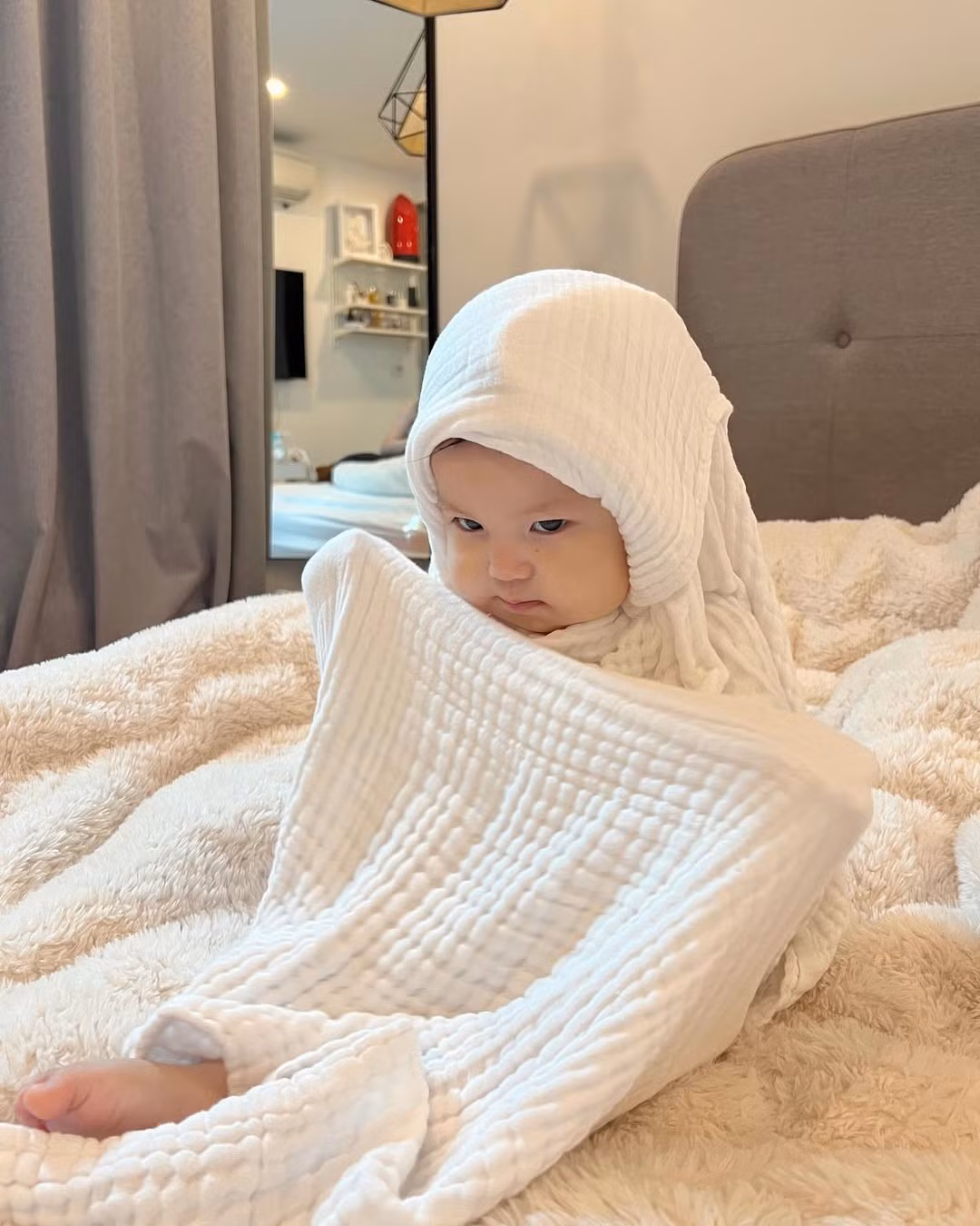 Pam có đôi má phúng phính, mắt to, được đặt biệt danh vui là "Pam mặt vuông" vì khuôn mặt giống bố đến từng góc cạnh. (Ảnh: Facebook Hoàng Kim Ngân)