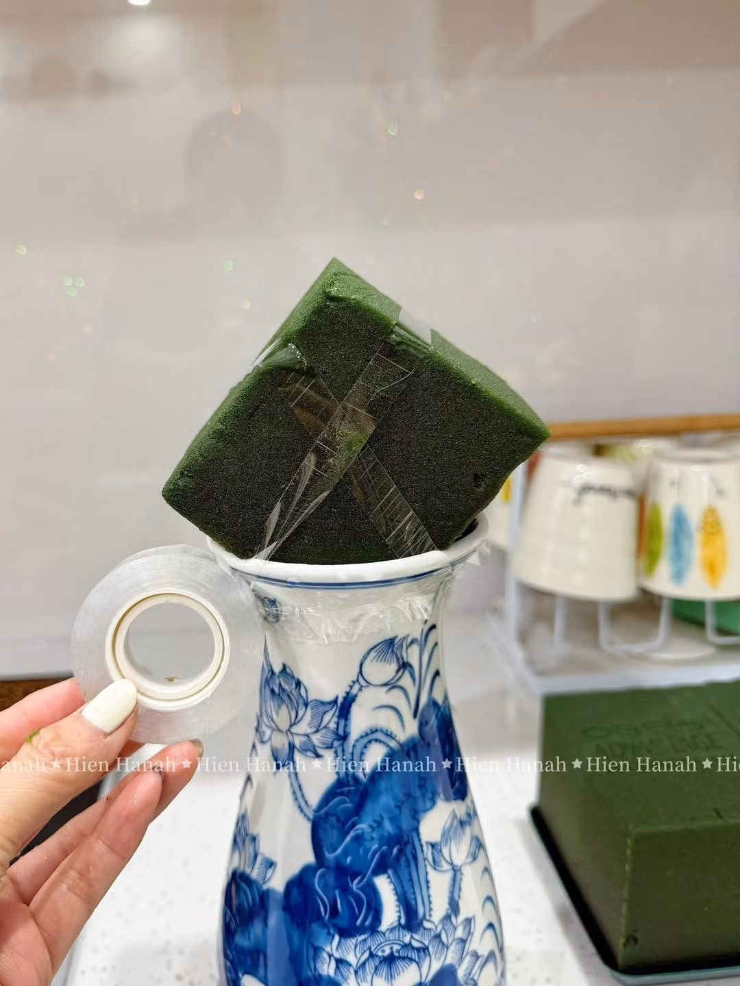 Thay vì cách cắm trực tiếp vào nước như truyền thống, chủ nhân bài viết gợi ý sử dụng xốp cắm hoa. Phương pháp này giúp các cành hoa đứng vững, dễ dàng điều chỉnh độ cao thấp, tạo sự cân đối và trang nghiêm cho không gian thờ cúng.