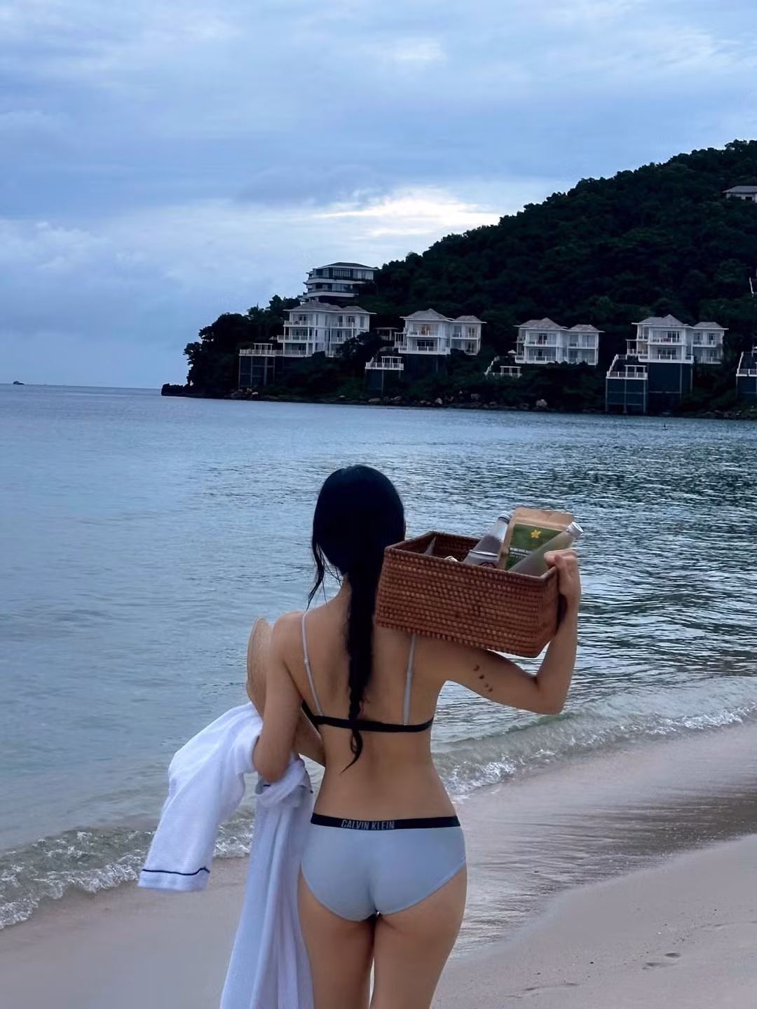 Không còn là hình ảnh e ấp, dễ thương, Mina Young của hiện tại toát lên vẻ tự tin, tươi tắn khi tận hưởng kỳ nghỉ bên bãi biển. (Ảnh: IGNV)