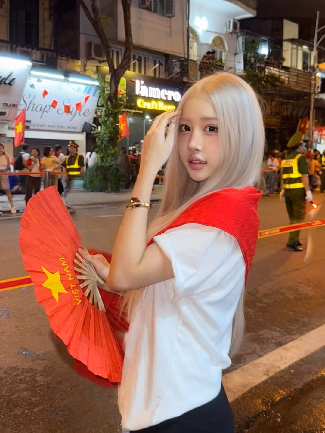 Những hình ảnh được cô nàng chia sẻ cho thấy một Lê Huyền Diệu đầy rạng rỡ, hòa mình vào dòng người đông đúc. (Ảnh: IGNV)