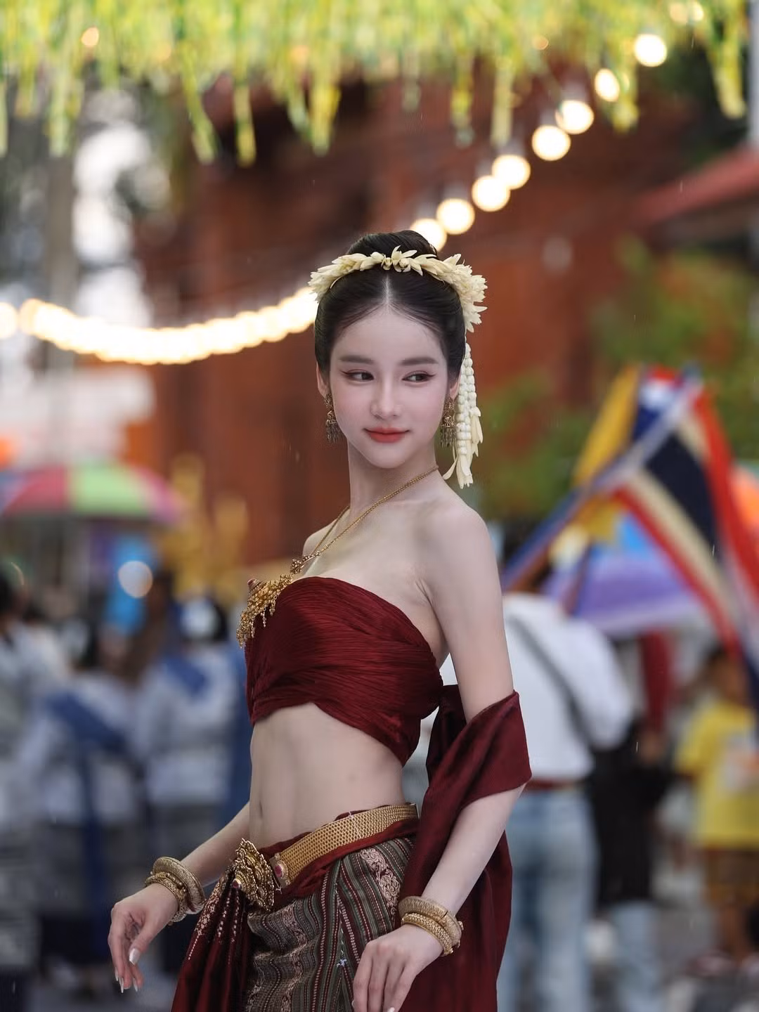 Cô búi tóc gọn gàng, cài một vòng hoa màu vàng nhạt, kết hợp với chuỗi hoa rủ xuống duyên dáng, mang lại vẻ ngoài thanh lịch và quý phái, khiến người hâm mộ không ngừng ví cô như một "nữ thần" hay "tiên nữ". (Ảnh: IGNV)