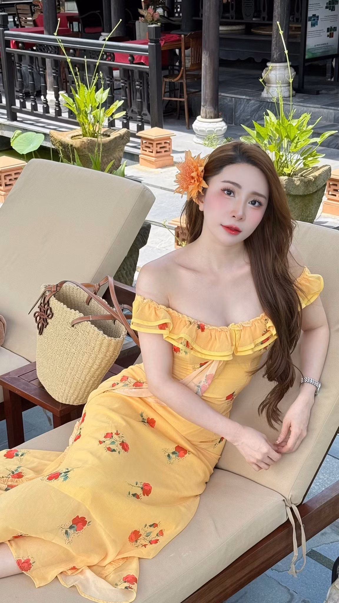 Ngoài ra, từ khi công khai chỉnh sửa vòng một, Quỳnh Nga cũng tự tin hơn khi diện trang phục tôn dáng gợi cảm.