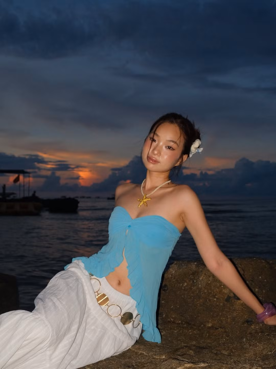 Thái Anh khoác lên mình set đồ mang phong cách bohemian. Cô nàng diện chiếc áo ống màu xanh ngọc, chất liệu voan nhẹ nhàng, khoe trọn vòng eo thon gọn, săn chắc đầy quyến rũ. (Ảnh: IGNV)