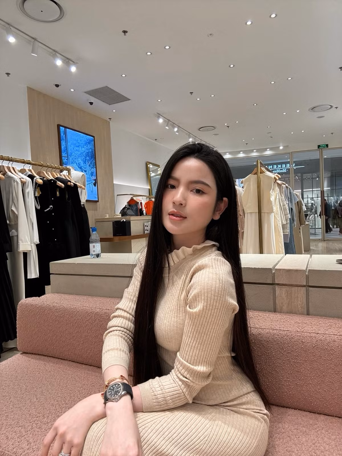 Thời gian vừa qua, cô nàng từng vướng vào loạt ồn ào như bị tố quảng cáo sai sự thật, PR hàng không có tâm hay lùm xùm tiền nong. Tuy nhiên ở thời điểm hiện tại, khi mọi chuyện tạm lắng xuống, cô nàng tập trung vào công việc kinh doanh, chăm chỉ livestream bán hàng.