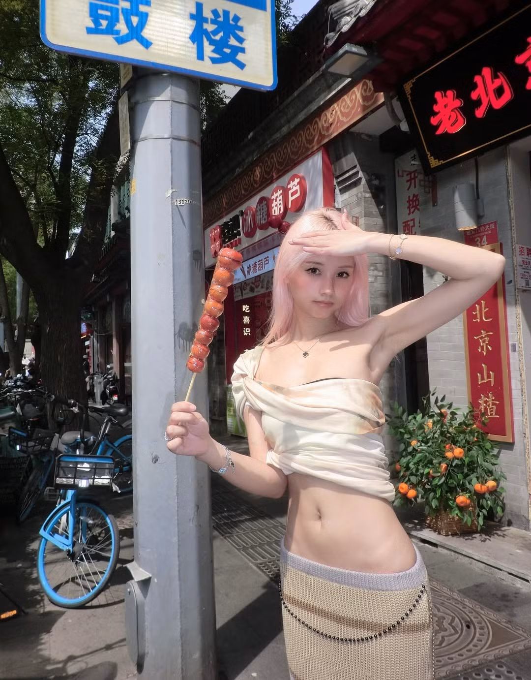 Loạt ảnh mới nhất của streamer gốc Việt Vyvan Le đang làm "dậy sóng" cộng đồng mạng khi cô nàng khoe trọn phong cách thời trang cá tính và vóc dáng cuốn hút khi dạo phố. (Ảnh: IGNV)