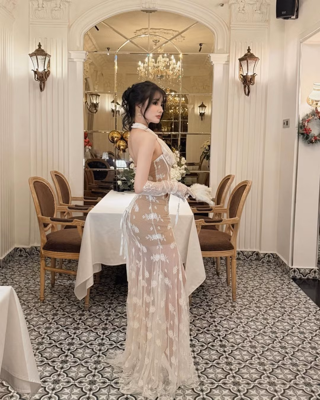 Thiết kế này không chỉ tạo điểm nhấn tinh tế cho vòng một mà còn khéo léo siết eo, tôn lên đường cong "đồng hồ cát" quyến rũ và đôi chân thon dài của Khánh Huyền. (Ảnh: IGNV)