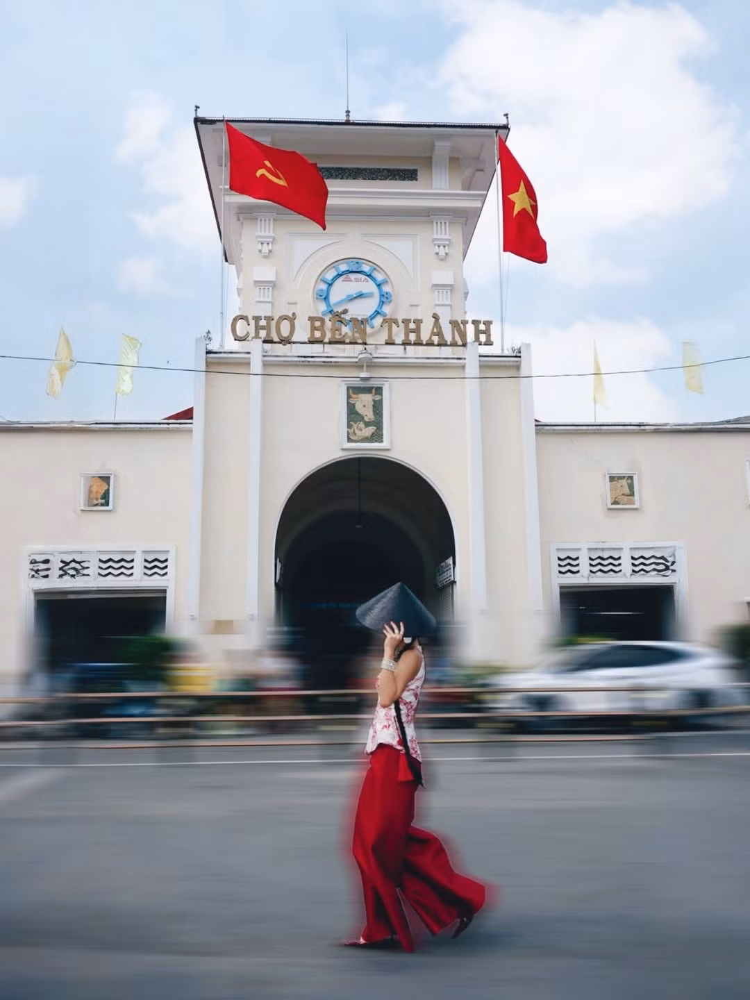 Sự kết hợp giữa nét kiêu sa của bộ đồ "tiểu thư" và cái nhộn nhịp, bụi bặm của khu chợ tạo nên một sức hút thị giác đặc biệt. (Ảnh IGNV)