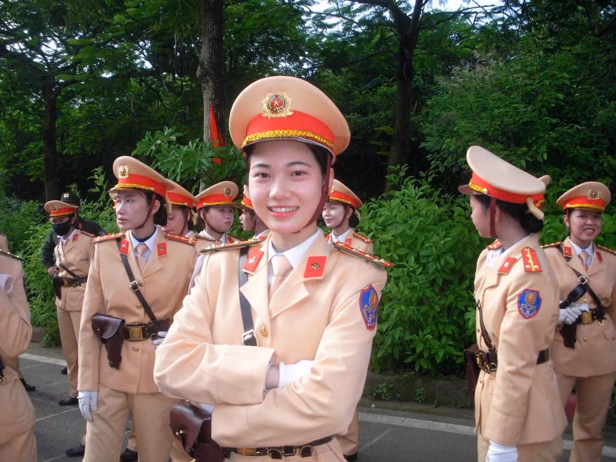 Với trái tim nhiệt huyết, Phương Ngân đã cùng đồng đội miệt mài luyện tập, sải bước nghiêm trang trong khối nữ sĩ quan Cảnh sát giao thông. (Ảnh: FB Phương Nguyễn)