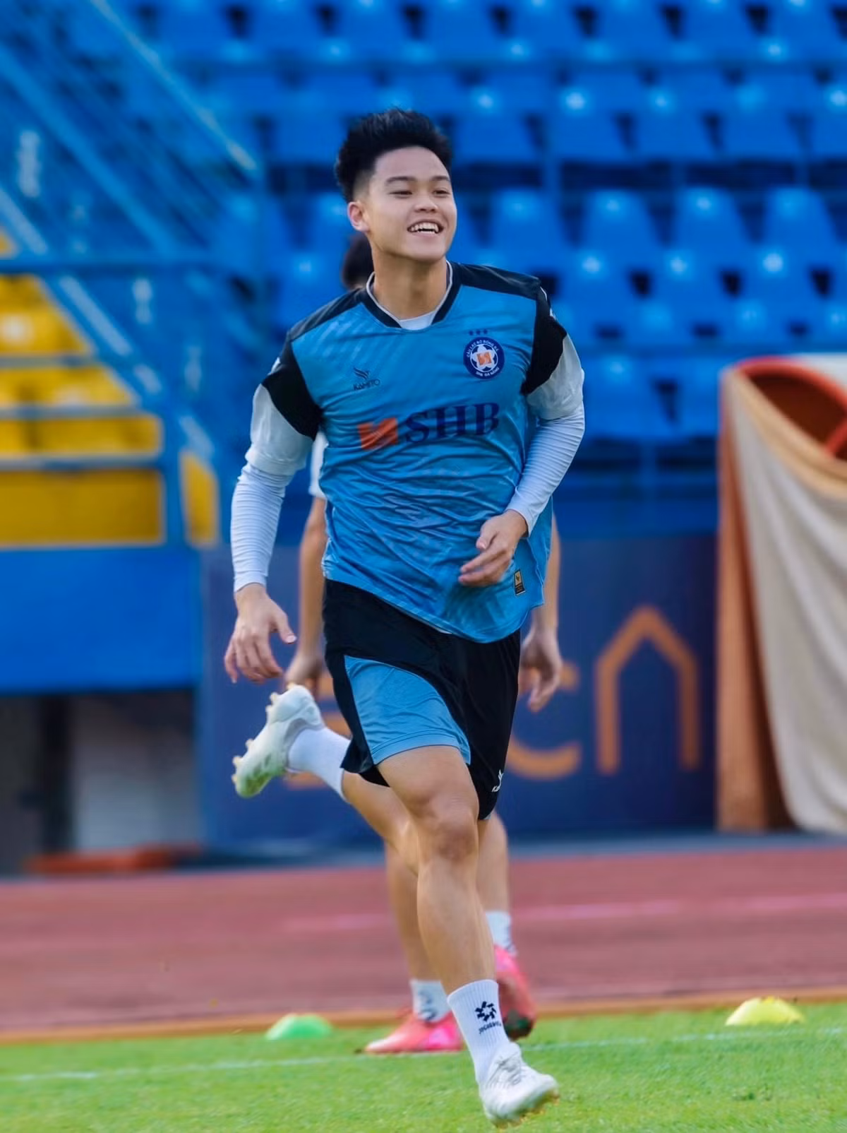 Nguyễn Đức Anh (sinh năm 2003, Hà Nội) là nhân tố quan trọng trong thành tích vô địch Giải U23 Đông Nam Á 2025 của U23 Việt Nam. Anh được đánh giá là mẫu hậu vệ chắc chắn và đầy kỷ luật trên sân cỏ.
