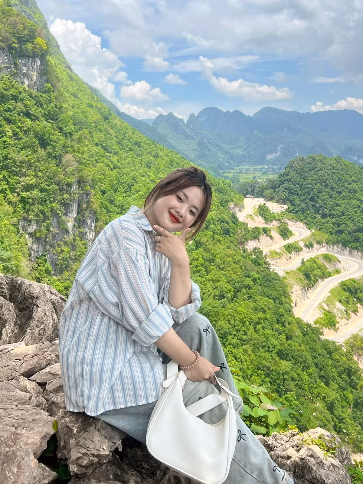 Tuy nhiên, việc vẫn đăng tải những video nhảy nhót theo trào lưu mạng xã hội trong thời kỳ bầu bì vẫn nhận về nhiều ý kiến trái chiều. Cộng đồng mạng liên tục nhắn nhủ cô nên chú ý nghỉ ngơi nhiều hơn. (Ảnh: FBNV)