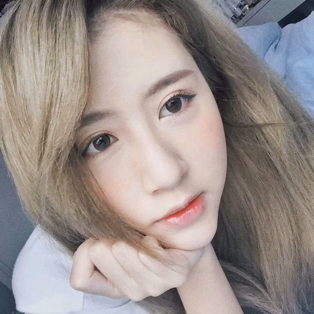 Khác xa với hình ảnh một fashionista sắc sảo, cá tính và có phần "quái" ở hiện tại, Quỳnh Anh Shyn năm 2016 mang một vẻ đẹp ngọt ngào, đáng yêu. (Ảnh: IGNV)