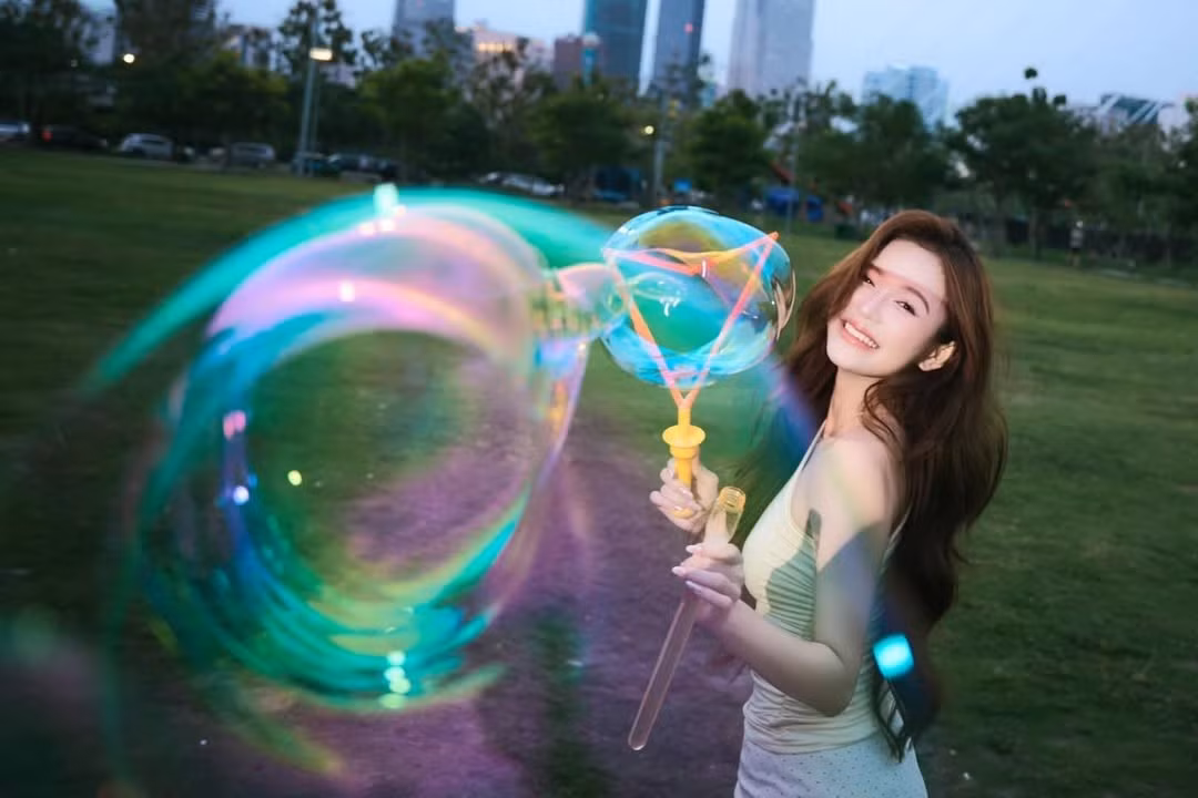 Điểm nhấn đắt giá nhất của bộ ảnh chính là nụ cười tỏa nắng của Hoàng Yến. Ánh mắt rạng rỡ cùng thần thái ngọt ngào của cô nàng như "rót mật" vào tim người đối diện. (Ảnh: IGNV)