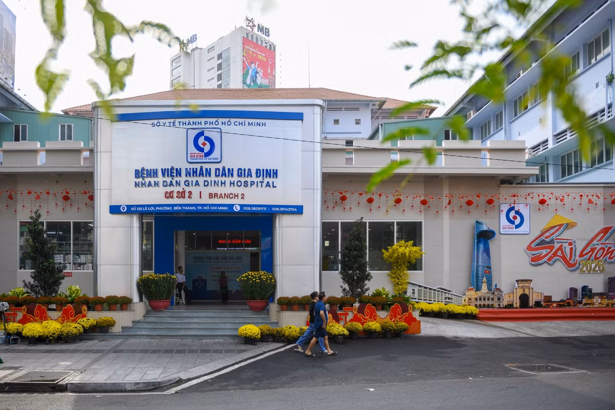 Sau hơn một tháng đi vào hoạt động, Bệnh viện Nhân dân Gia Định cơ sở 2 tại 125 Lê Lợi, phường Bến Thành (TP.HCM) dần trở thành địa chỉ quen thuộc của người dân. Dù số nhân viên điều động còn 133 người, giảm 44% so với trước, nhịp làm việc vẫn khẩn trương. Không khí tại khu khám và cấp cứu luôn sáng đèn. Những con số tăng trưởng cho thấy guồng máy đã vận hành ổn định.
