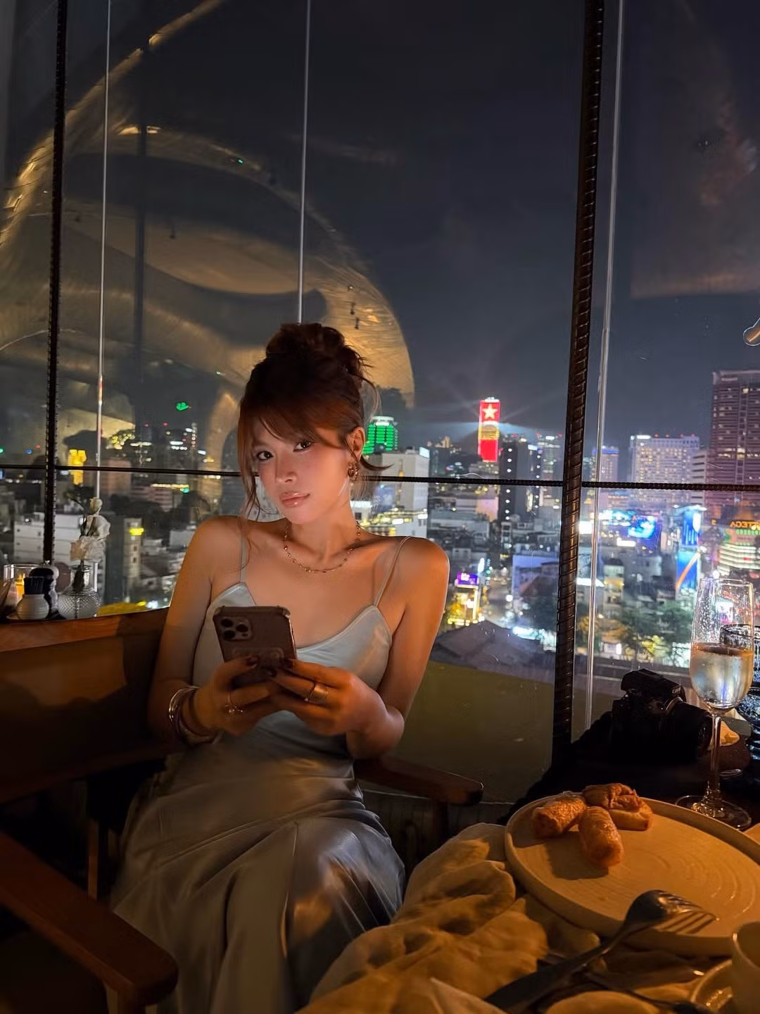 Trưởng thành từ lò đào tạo danh tiếng HAGL JMG, Lê Minh Bình từng được mệnh danh là "sát thủ" ở các cấp độ trẻ U19, U22 Việt Nam. Với tốc độ và khả năng dứt điểm sắc bén, anh luôn là cái tên nhận được nhiều sự kỳ vọng. (Ảnh: IG @hiann_)