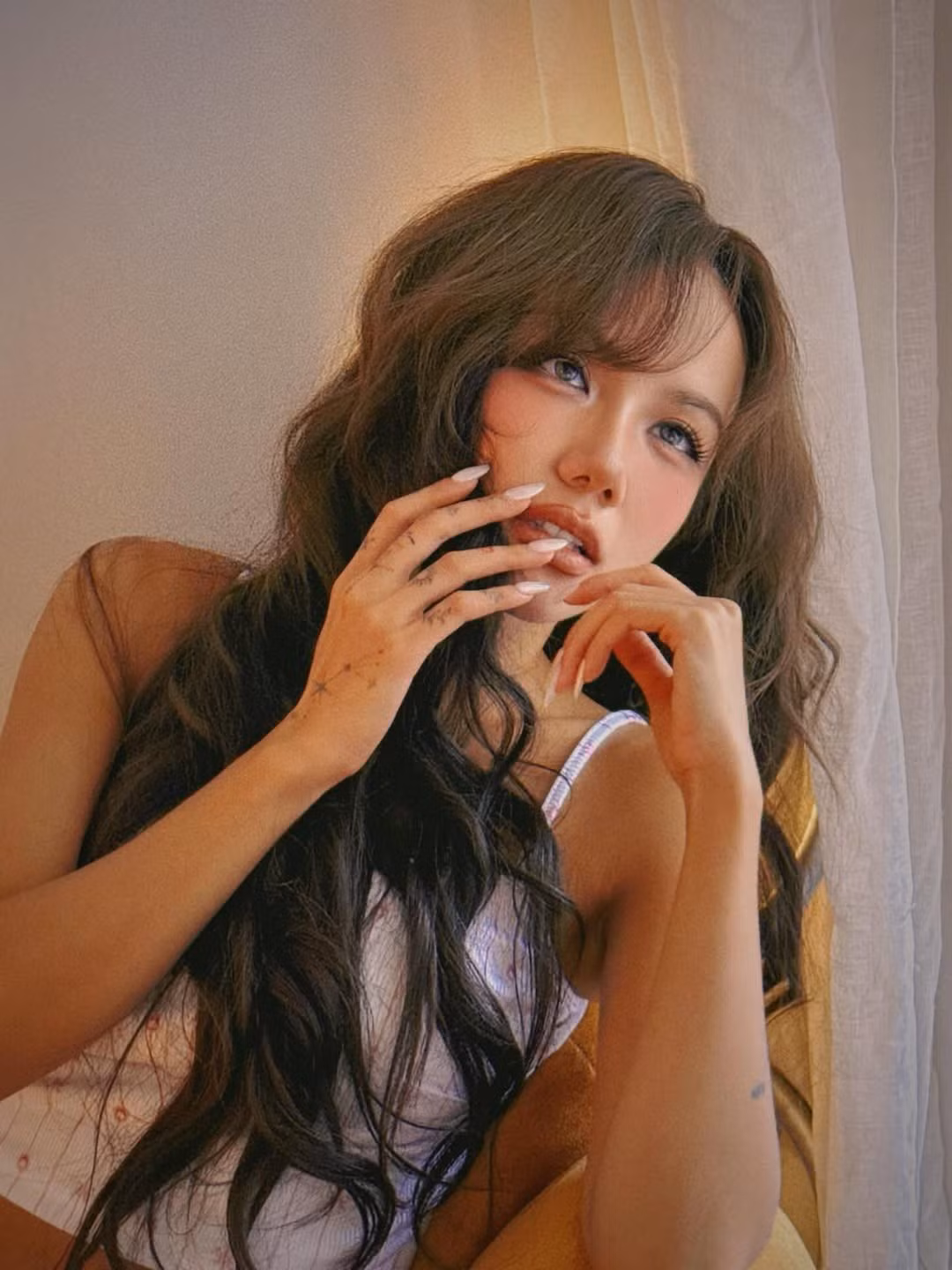 Với mái tóc nâu bồng bềnh, gợn sóng và cách trang điểm nhấn vào đôi mắt sâu hút hồn cùng làn da nâu khỏe khoắn, Phương Ly toát lên vẻ đẹp vừa ngọt ngào, vừa táo bạo. (Ảnh: FBNV)
