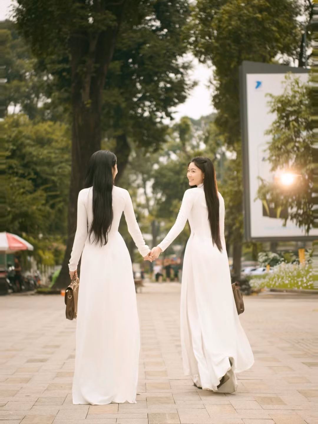 Những bức ảnh ghi lại cảnh hai mẹ con mỉm cười, ánh mắt trao nhau sự yêu thương, không chỉ thể hiện tình cảm thắm thiết mà còn khiến người xem cảm nhận được sự đồng điệu, gần gũi như hai người bạn. (Ảnh: IGNV)