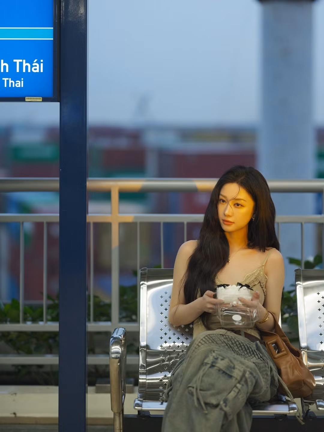Cô diện chiếc áo hai dây gợi cảm, kết hợp cùng quần jeans phom rộng cá tính, tạo nên vẻ đối lập hài hòa giữa sự nữ tính và mạnh mẽ.